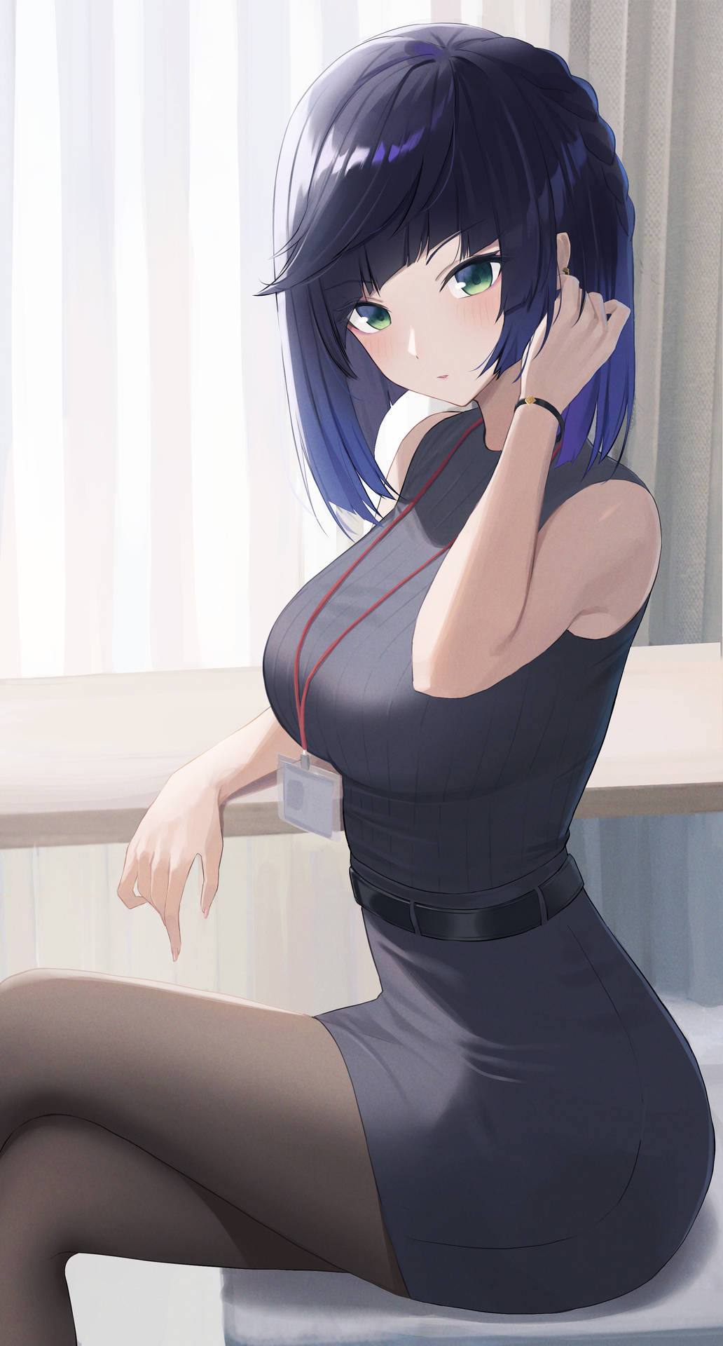 穿著辦公室服裝的動漫女性，綠眼黑髮，坐在窗邊。 — 原神 蘇蘋 壁紙