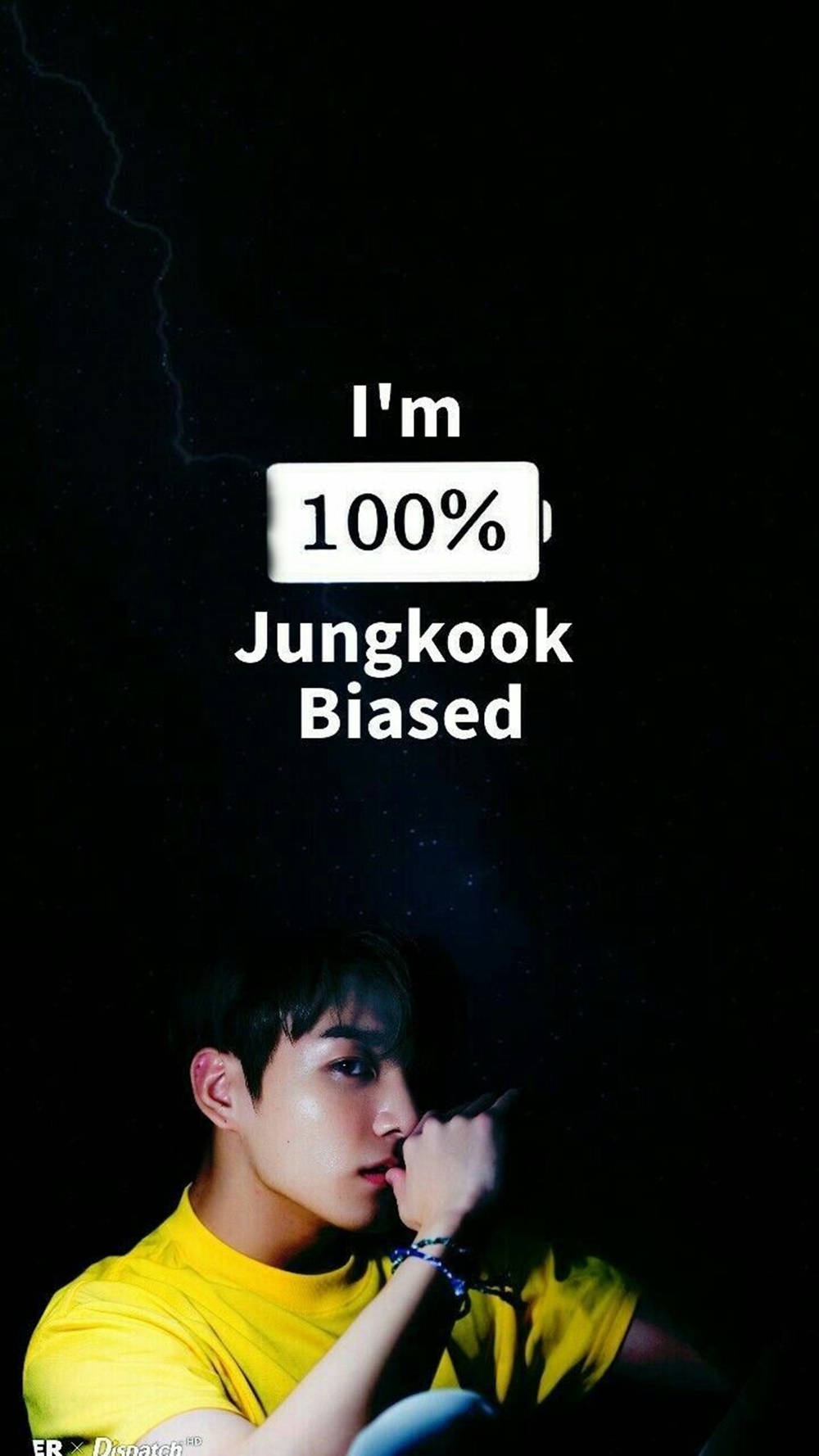 身穿黃色襯衫的年輕男子，在黑暗星空與閃電背景下，文字宣稱對Jungkook的偏愛。 — Bts 壁紙