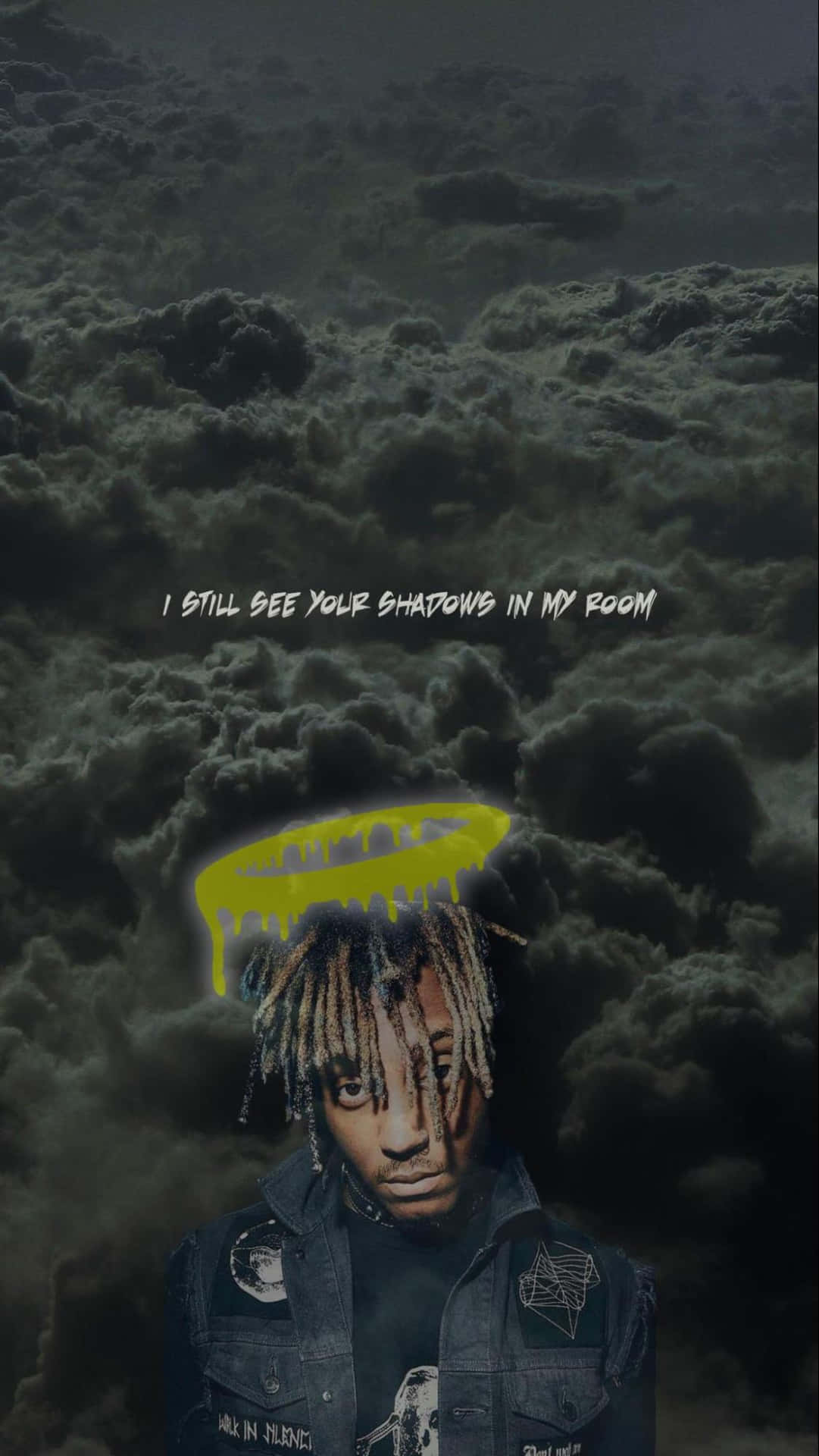 黑暗雲層中留著辮子的年輕男子，上方有發光的塗鴉文字。 — Juice Wrld 壁紙