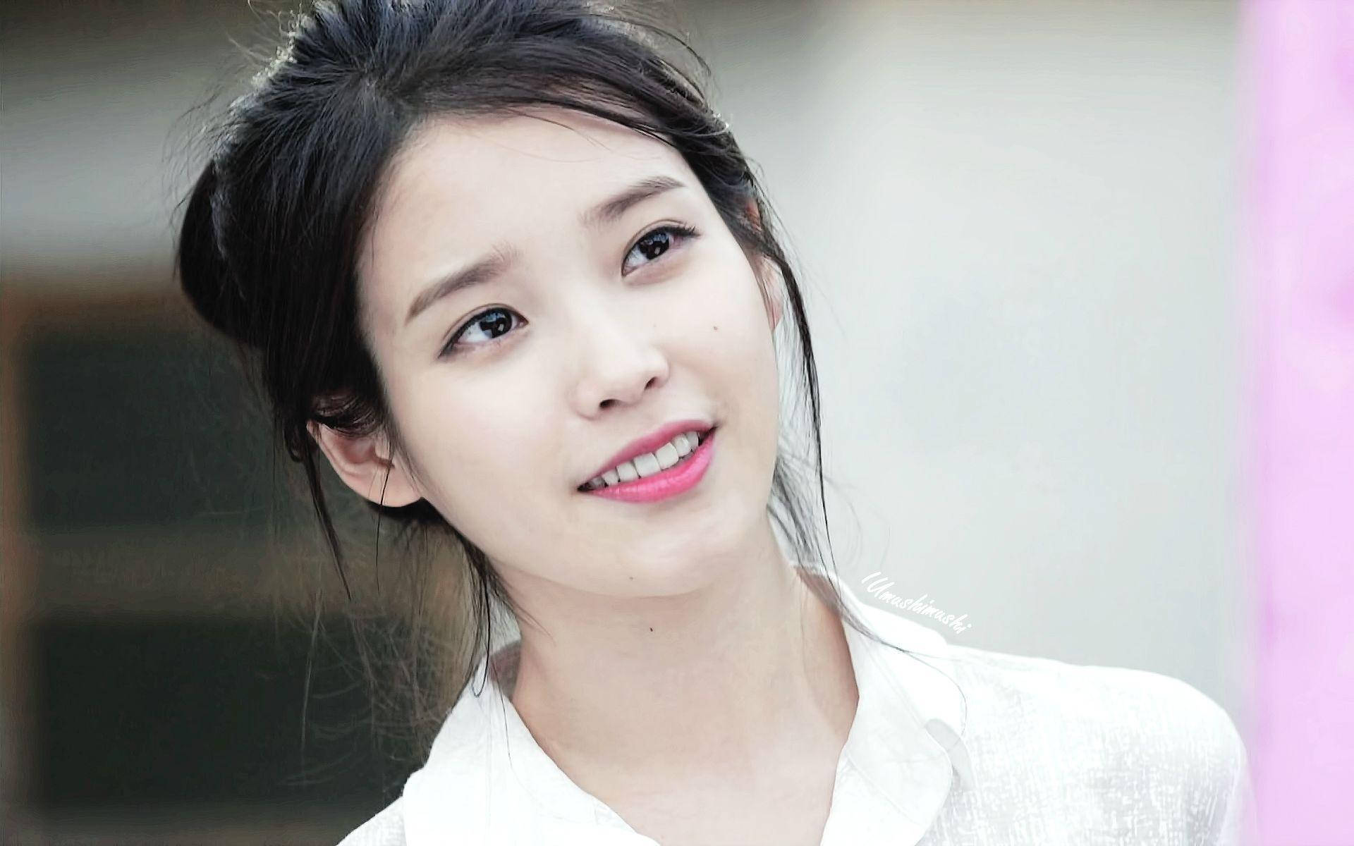深色頭髮和白色襯衫微笑的年輕女性。 — K Pop 壁紙