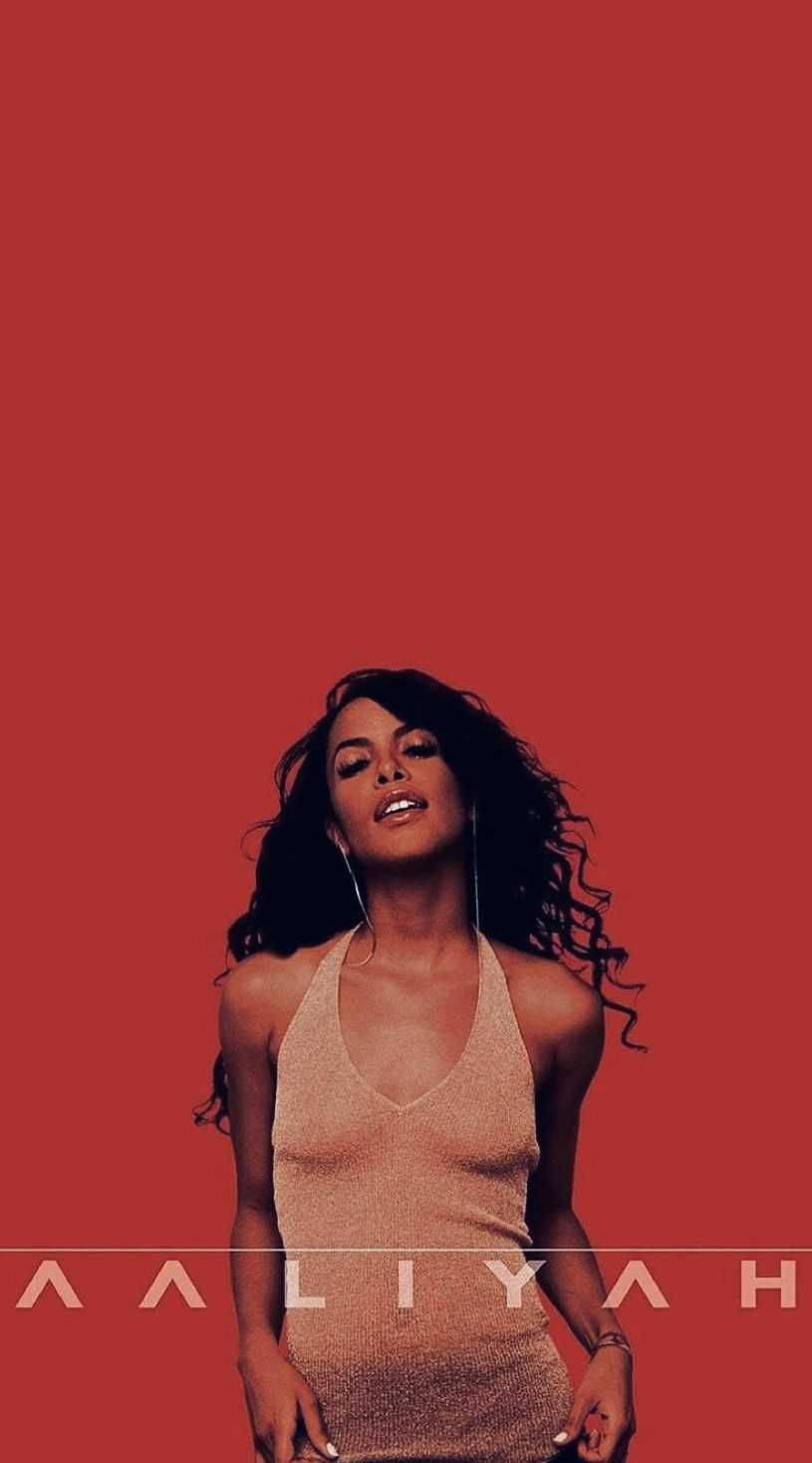 aaliyah 桌布 壁紙 — Aaliyah 在鮮豔的紅色背景前自信地擺姿勢，身穿閃亮的米色連衣裙，下方顯示她的名字。