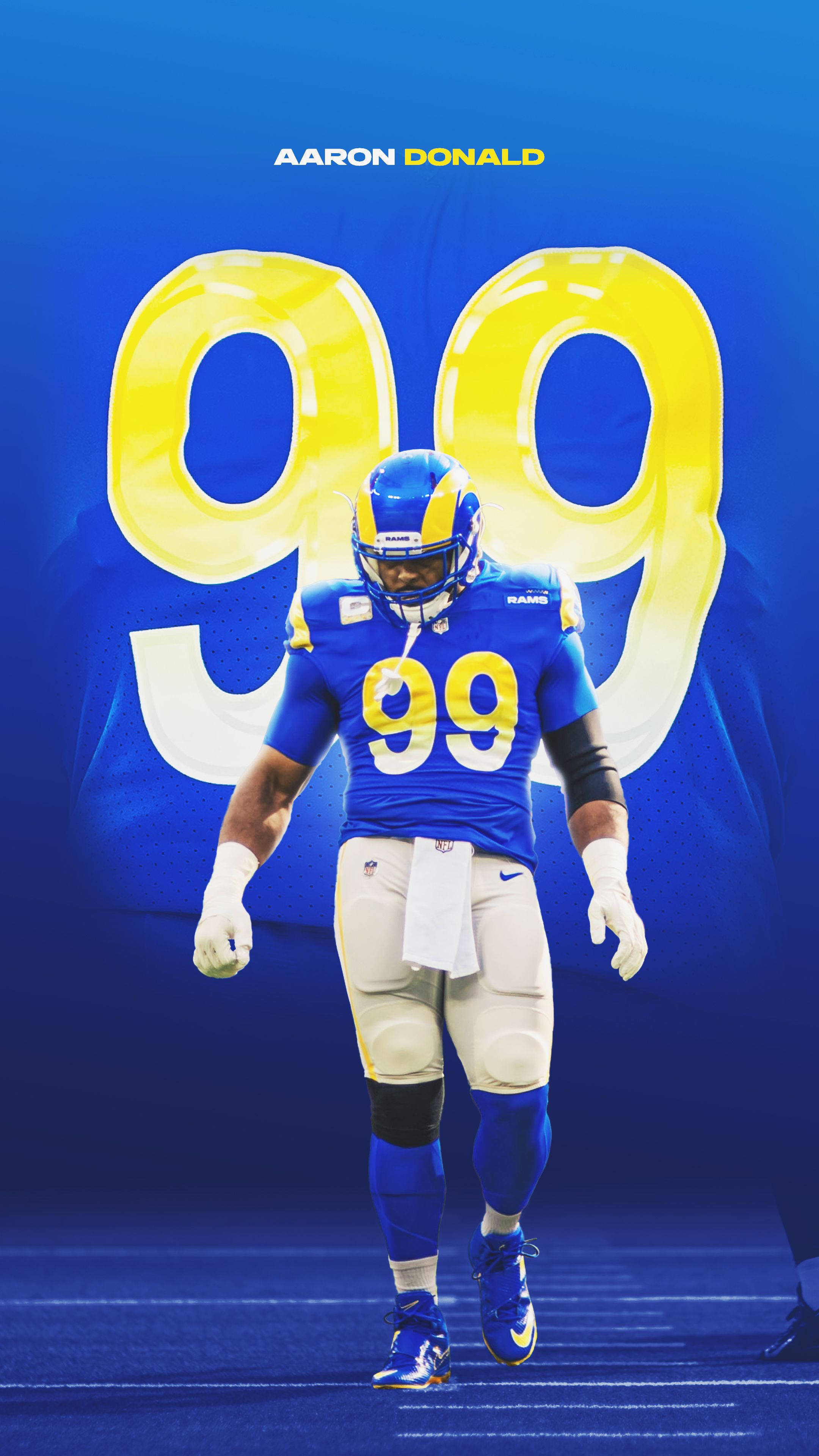Rams 桌布 壁紙 — Aaron Donald 身穿藍色公羊隊球衣向前走，身後有一個巨大的黃色99號，背景是充滿活力的藍色。