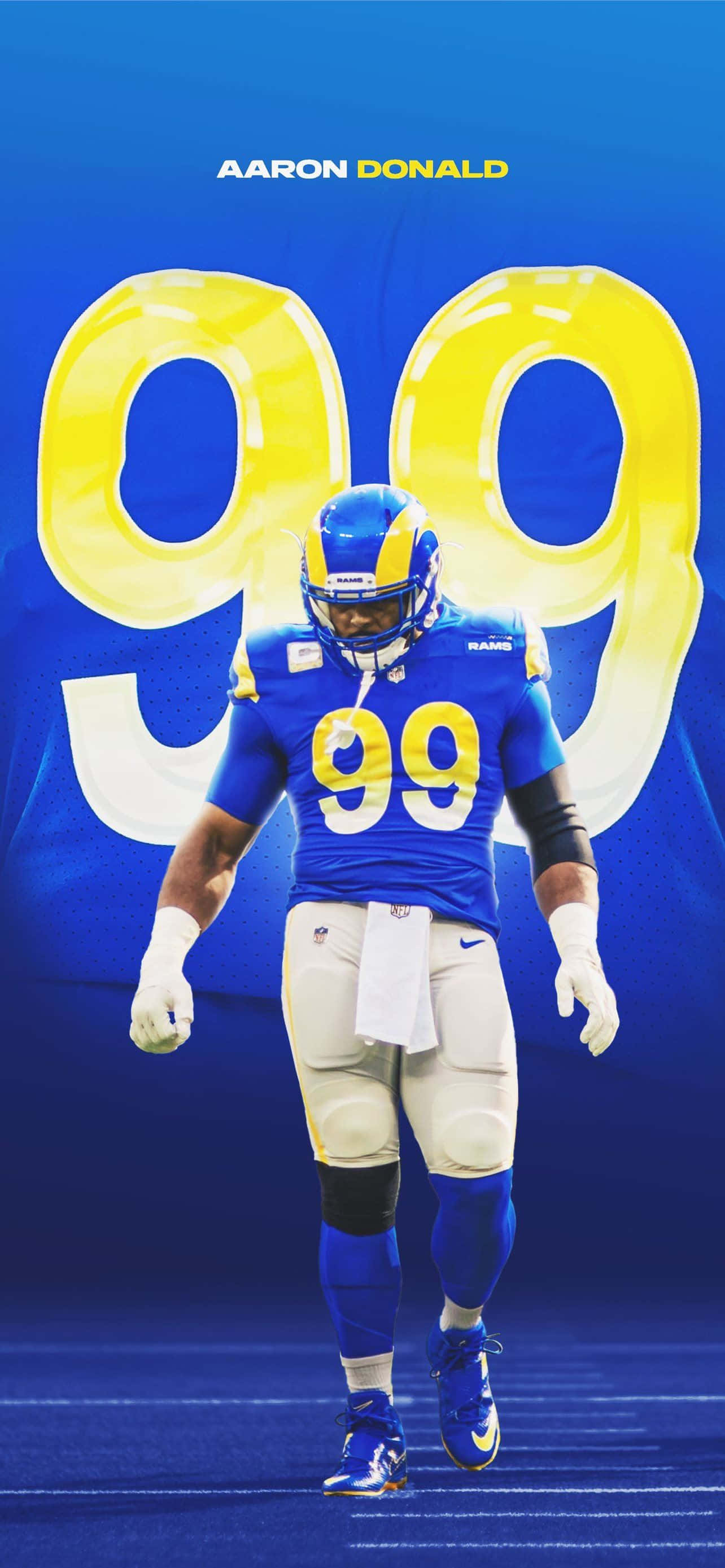Cool Rams 桌布 壁紙 — Aaron Donald 身穿藍黃色Rams裝備，在鮮豔的藍色背景上自信地大步前行，身後有巨大的99號數字。