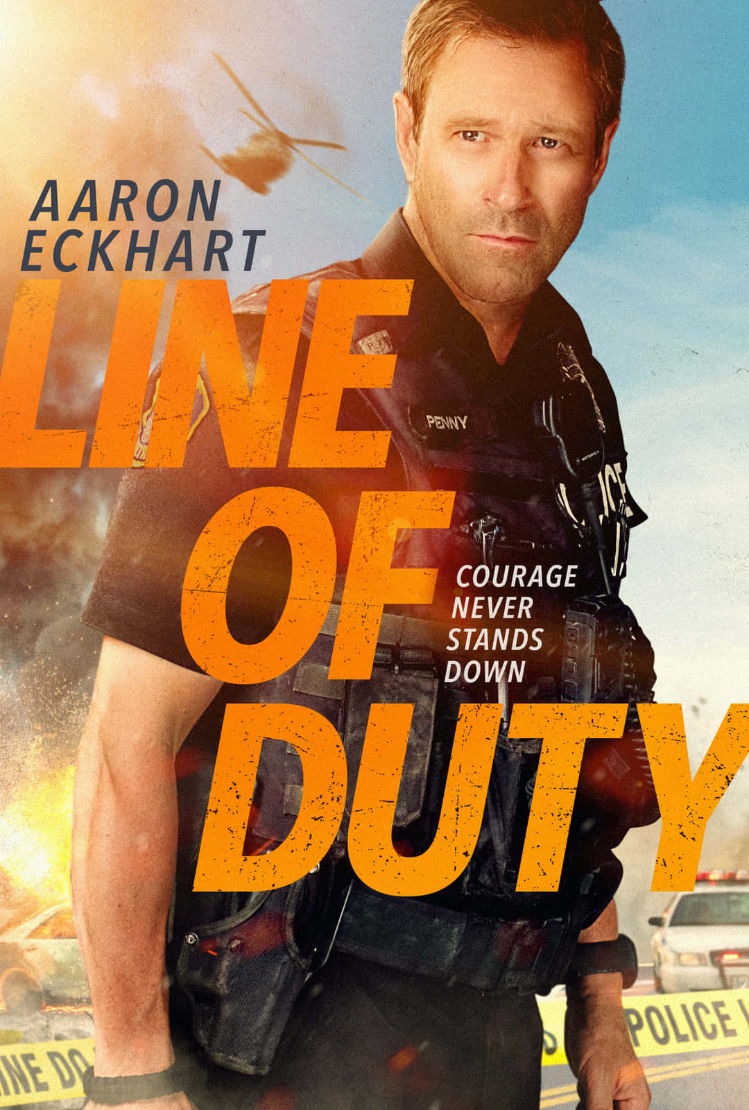Celebrity 桌布 壁紙 — Aaron Eckhart 飾演身穿戰術裝備的警察，在爆炸和直升機的背景下，於高風險動作場景中堅定站立。