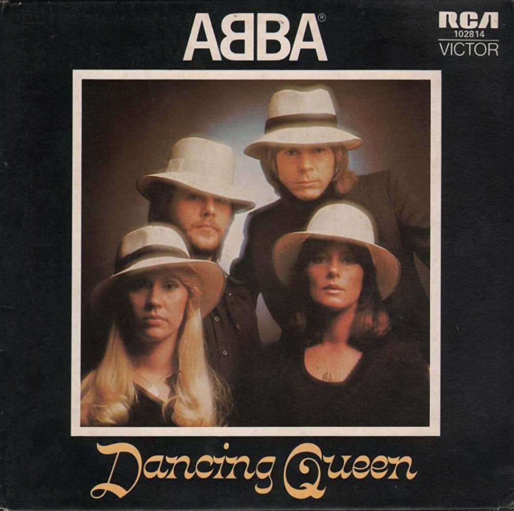 阿巴 桌布 壁紙 — ABBA 四位成員戴著白色帽子，在黑暗背景下莊嚴地擺姿勢，出現在《Dancing Queen》專輯封面上。