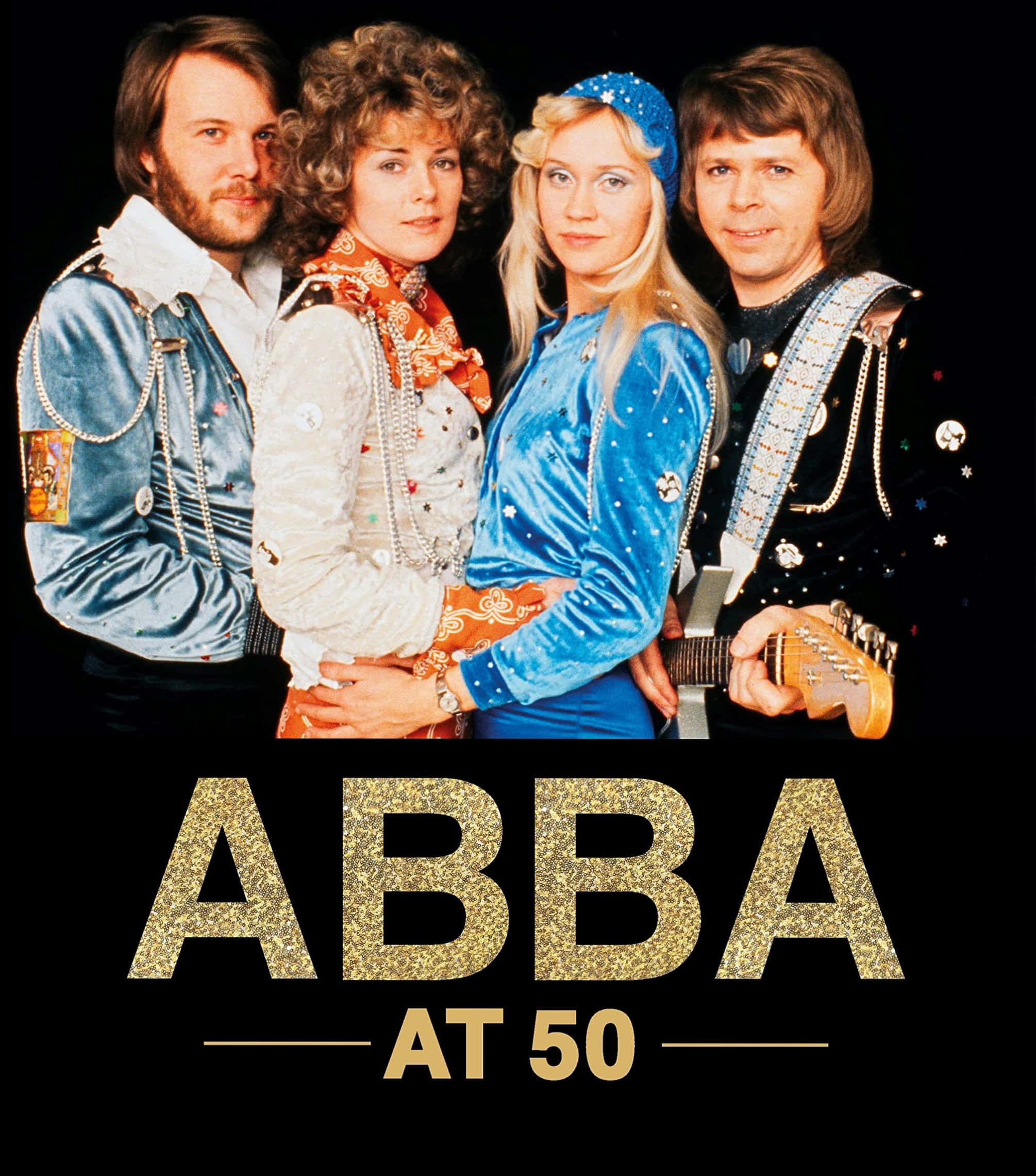 阿巴 桌布 壁紙 — ABBA 四位成員身穿閃爍的70年代服裝，在黑色背景前擺姿勢，並有金色閃粉文字「ABBA AT 50」。