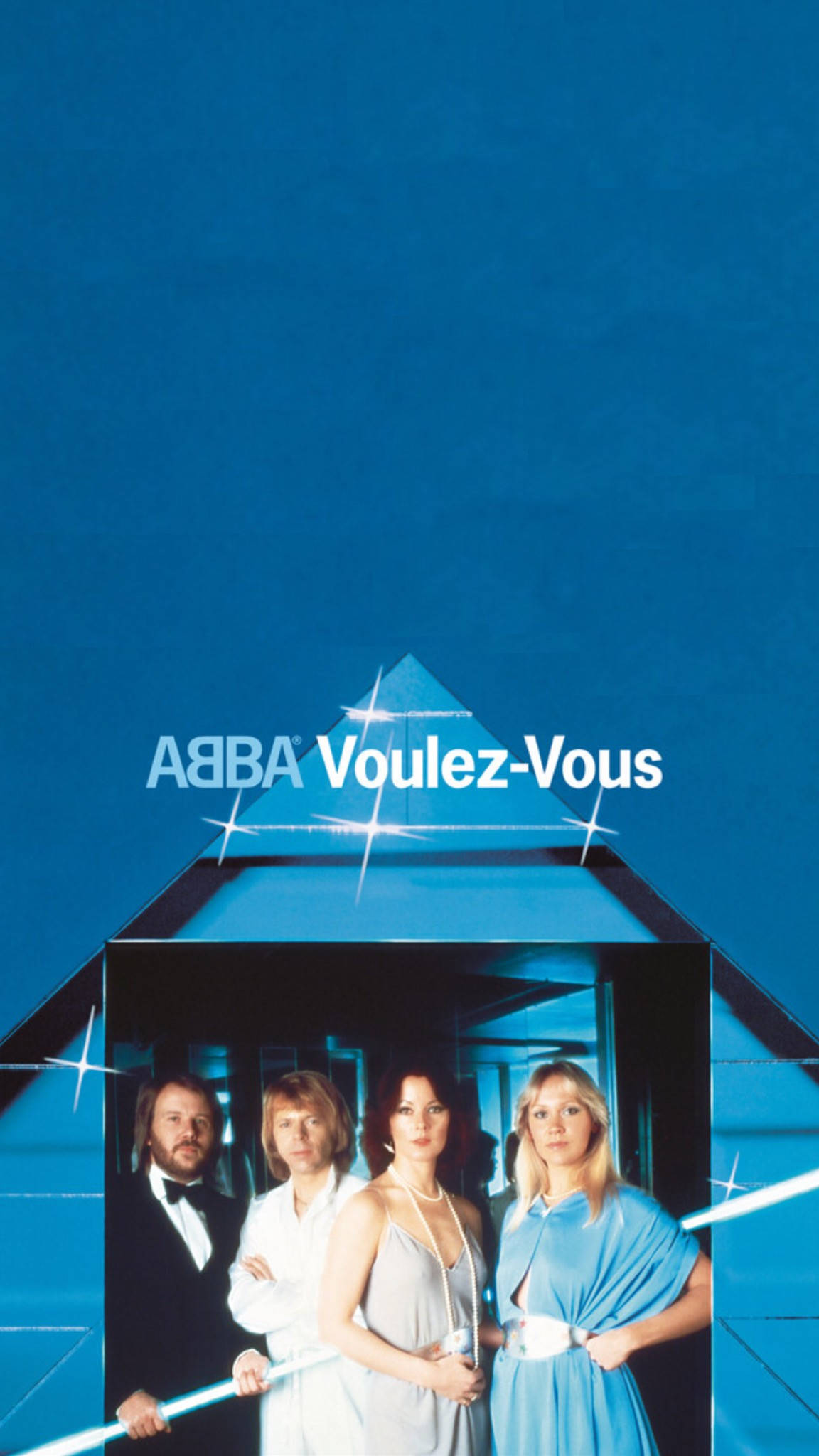 Abba 桌布 壁紙 — ABBA 的四位成員站在一個發光的藍色金字塔形框架內，背景為純藍色，帶有閃爍的光效。