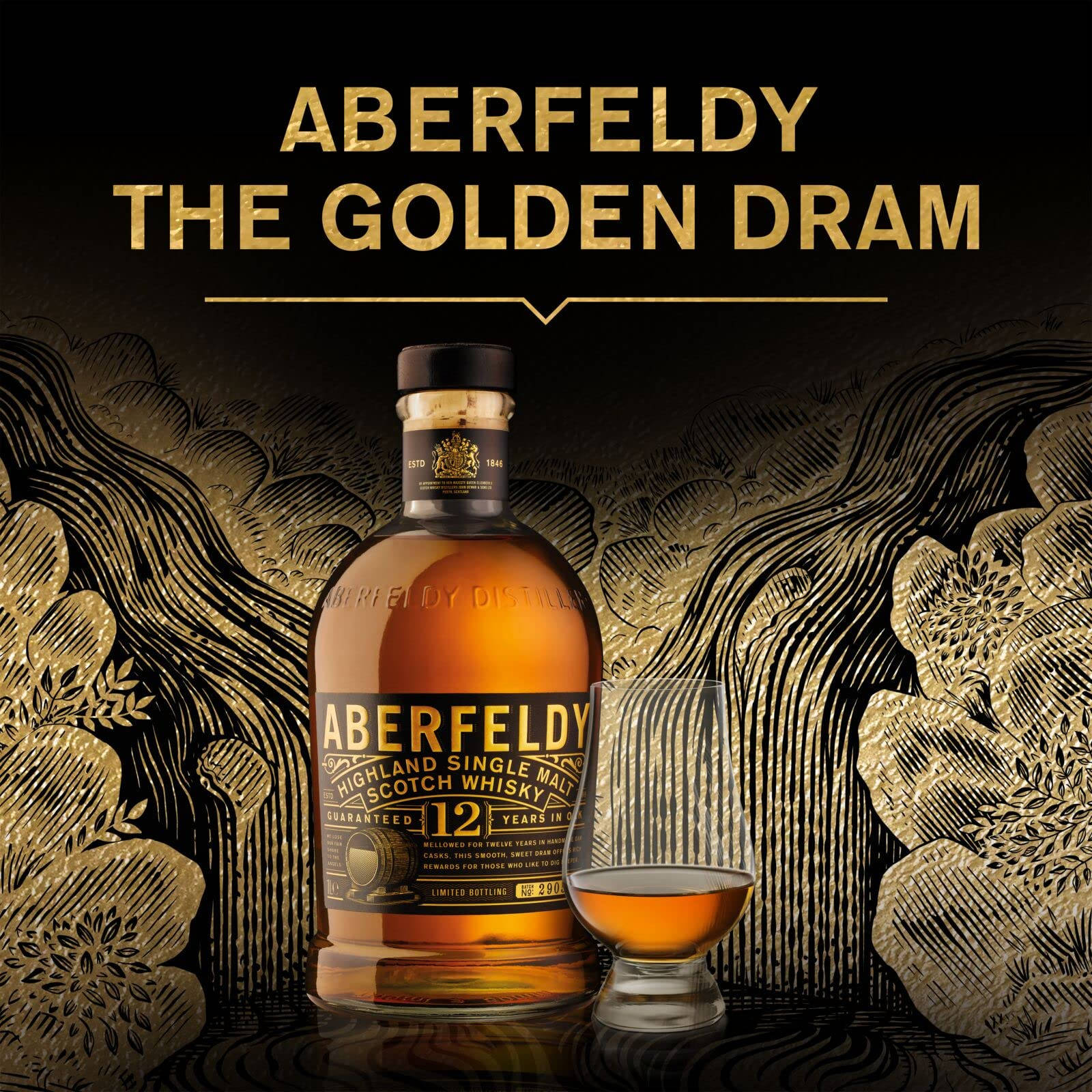 Drink 桌布 壁紙 — Aberfeldy 12年威士忌酒瓶和酒杯在華麗的黑金花卉圖案背景上閃耀金光。