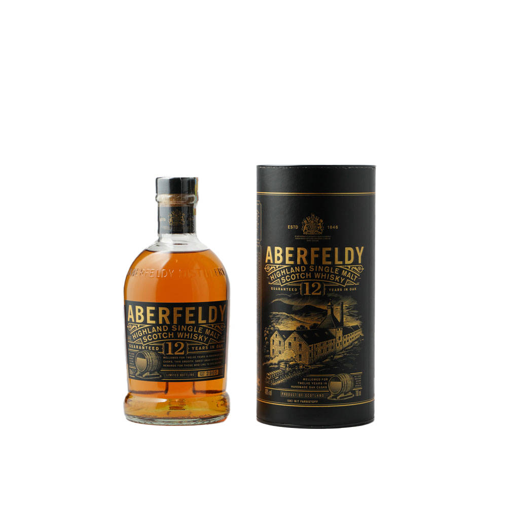 飲料 桌布 壁紙 — Aberfeldy 12年高地單一麥芽蘇格蘭威士忌酒瓶和黑色管並排放在潔白背景前。