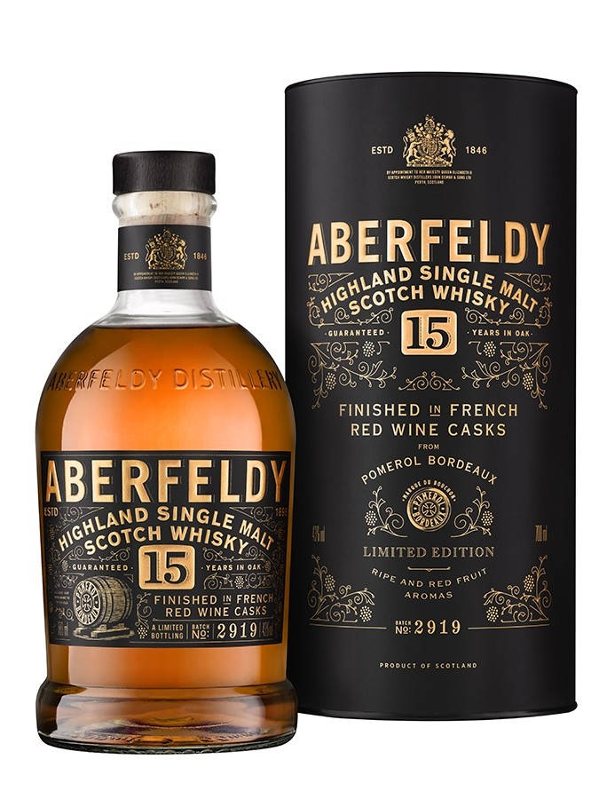 Drink 桌布 壁紙 — Aberfeldy 15年高地單一麥芽蘇格蘭威士忌酒瓶，帶有黑色和金色標籤，旁邊是其匹配的圓柱形黑色展示盒。