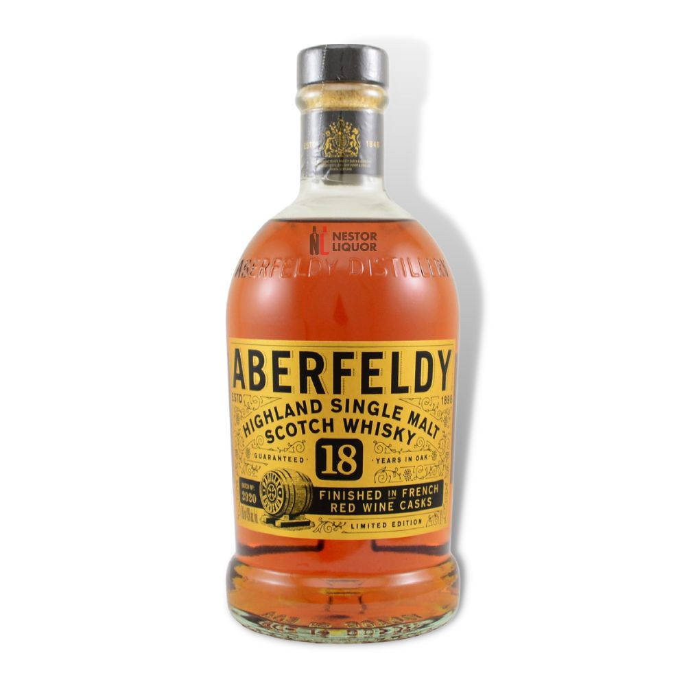 Drink 桌布 壁紙 — Aberfeldy 18年高地單一麥芽蘇格蘭威士忌酒瓶，琥珀色液體和金色標籤，白色背景。