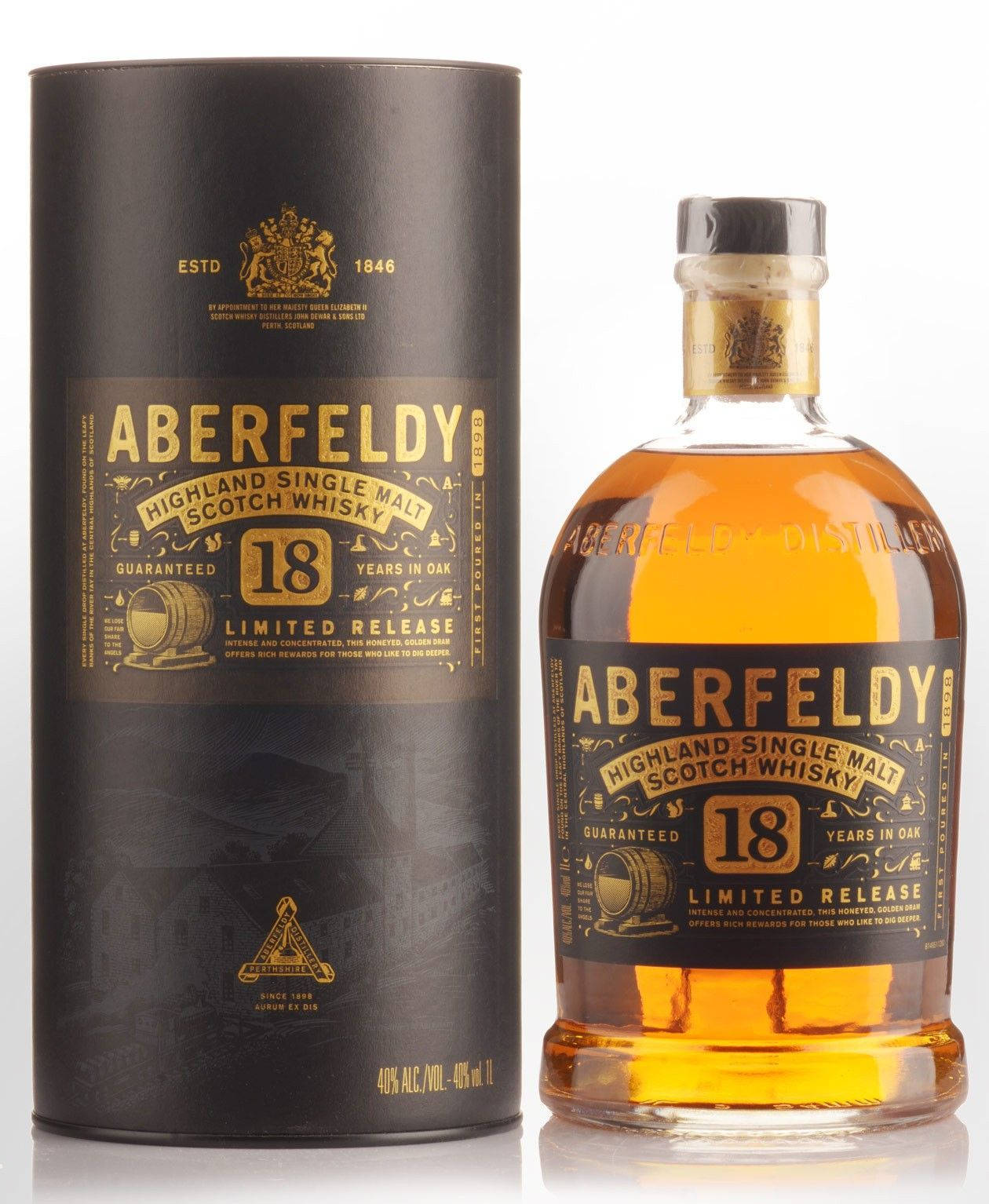 飲料 桌布 壁紙 — Aberfeldy 18年高地單一麥芽蘇格蘭威士忌酒瓶和帶金色字體的圓柱形黑色盒子，背景為潔淨的白色。