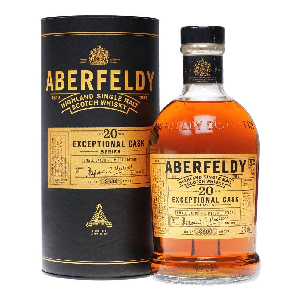 Drink 桌布 壁紙 — Aberfeldy 20年單一麥芽威士忌酒瓶和黑色管，帶金色字體，白色背景。