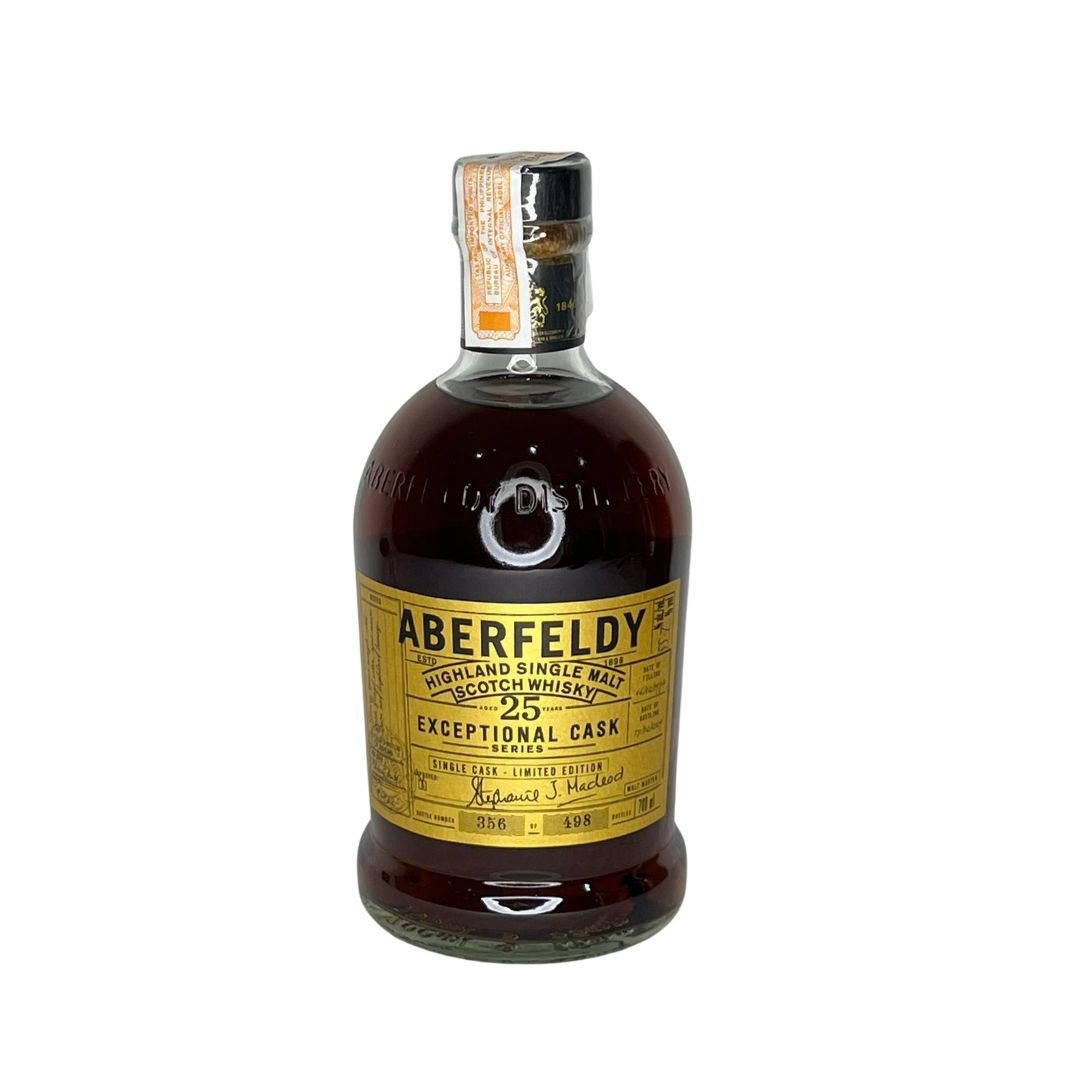 Drink 桌布 壁紙 — Aberfeldy 25年單一麥芽蘇格蘭威士忌酒瓶，帶有金色標籤和深琥珀色液體，背景為白色。