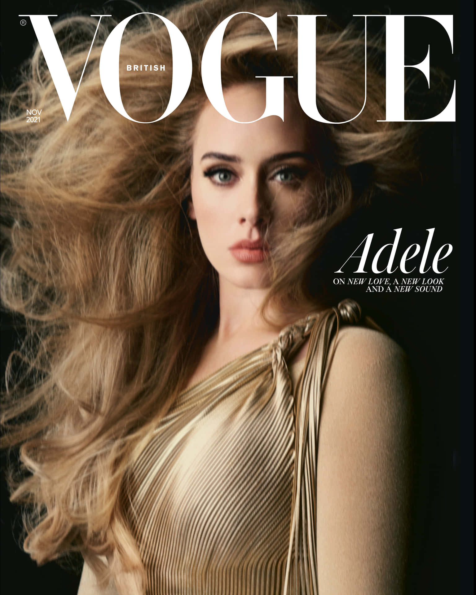  壁紙 — Adele 在黑暗背景下，用被風吹亂的金髮和閃閃發光的金色連衣裙，強烈地凝視著相機。