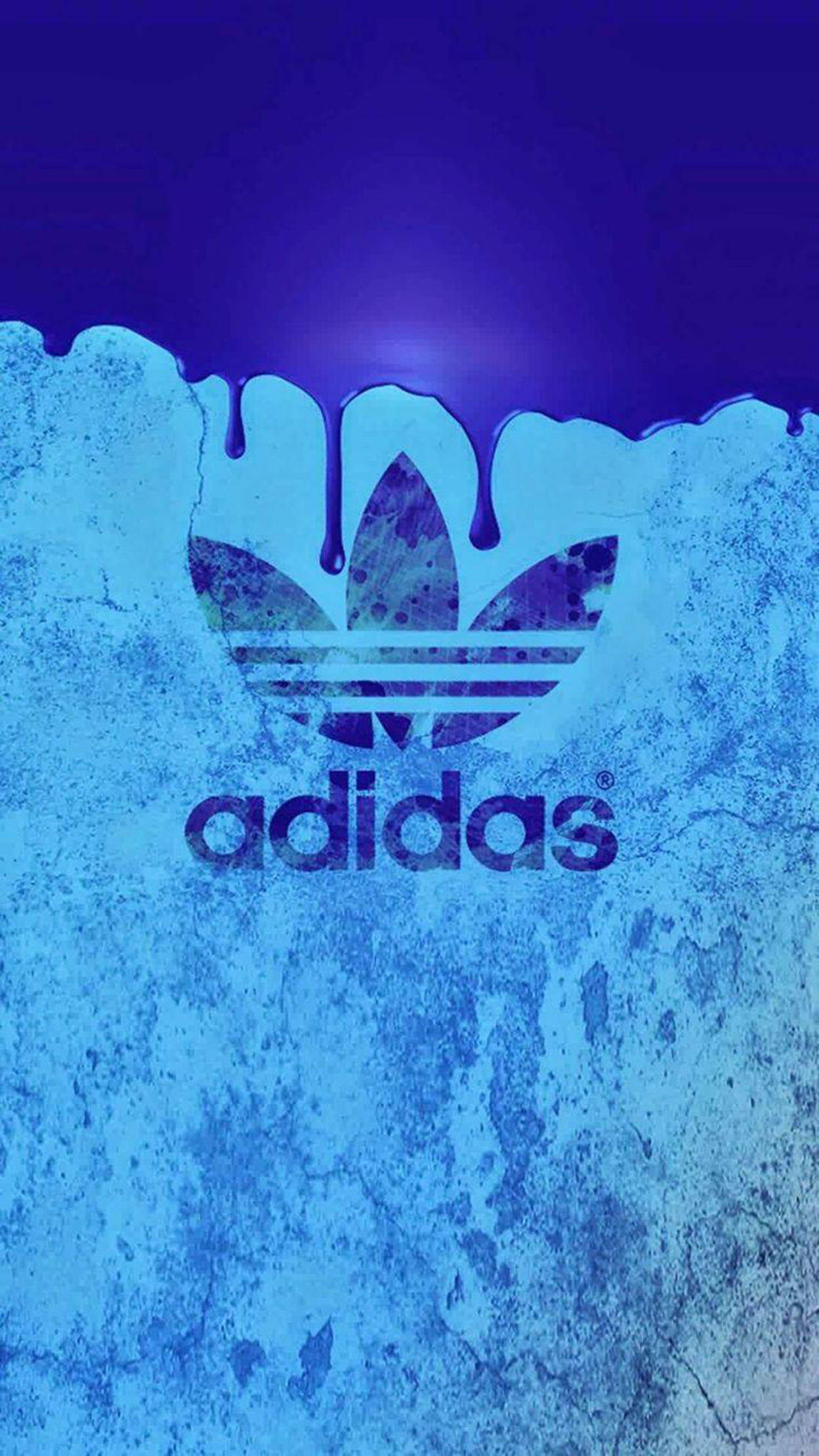 dope iPhone 桌布 壁紙 — Adidas 標誌像油漆一樣滴落在有紋理的藍色牆壁上，背景是深紫色的天空。