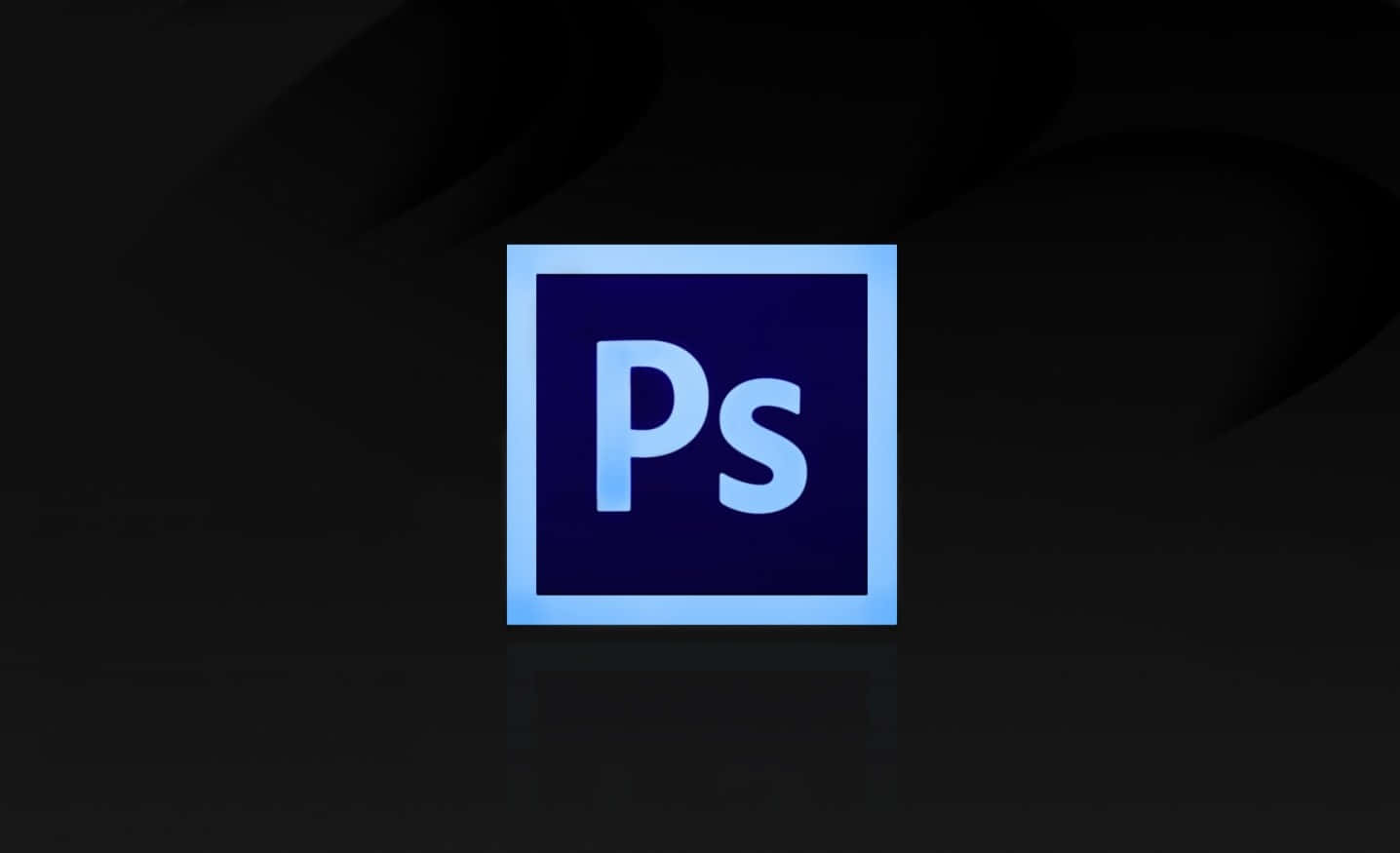 標誌 桌布 壁紙 — Adobe Photoshop 標誌在深色抽象背景上發出柔和藍光，帶有微妙的彎曲陰影。
