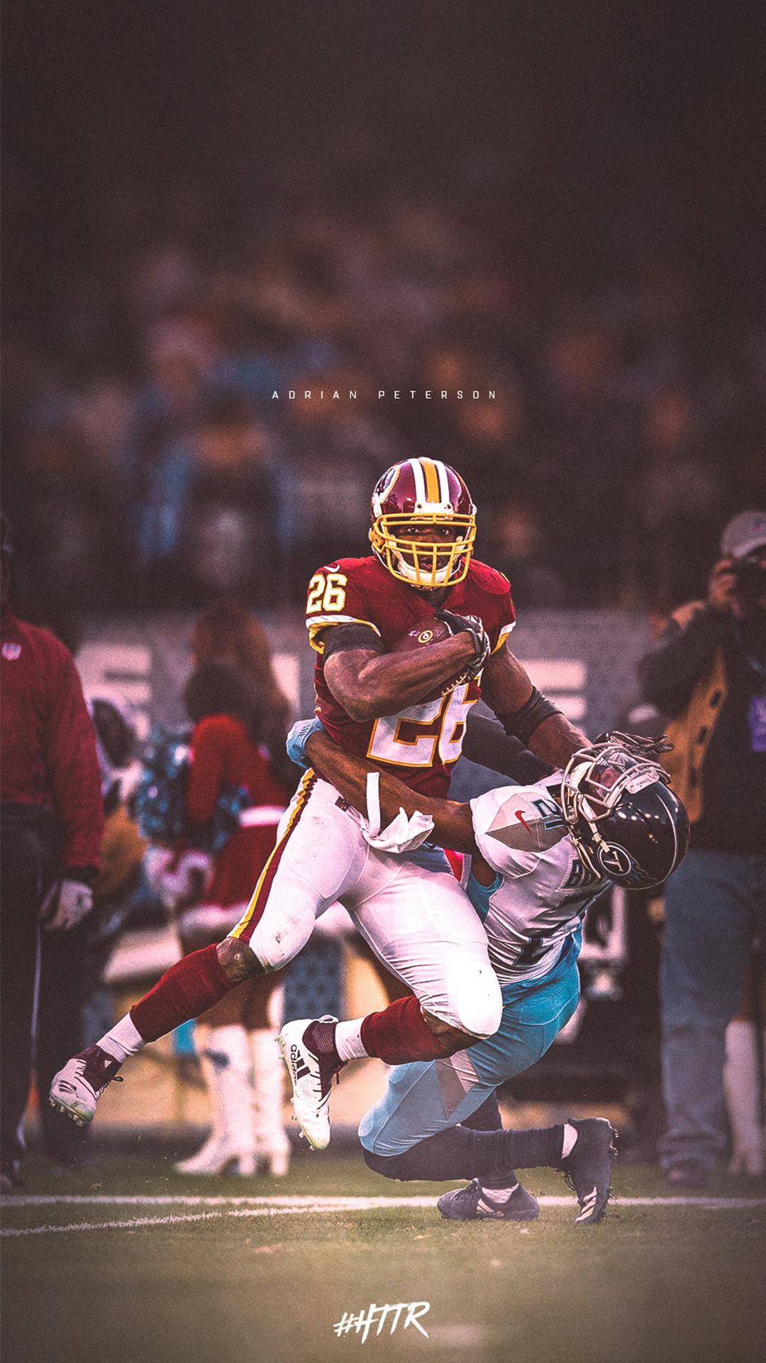 運動 桌布 壁紙 — Adrian Peterson 身穿栗色球衣，在激烈的夜間美式足球比賽中突破防守球員的擒抱。