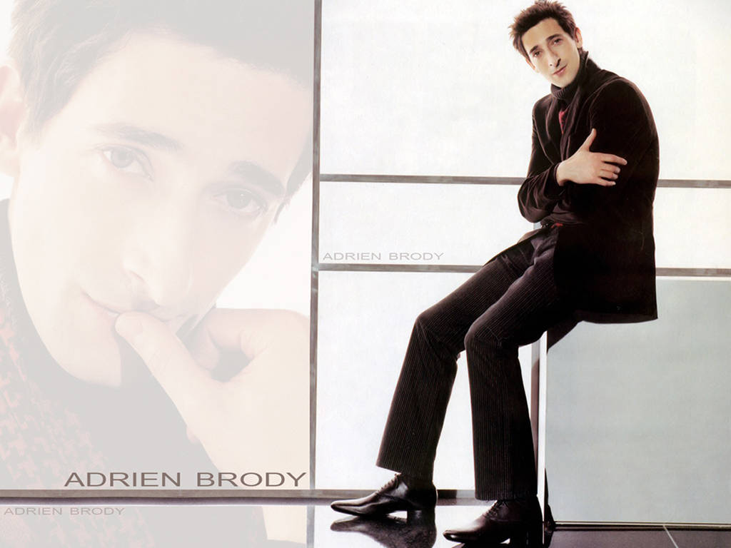Adrien 桌布 壁紙 — Adrien Brody 身穿深色西裝，自信地站在明亮的窗戶前，帶有褪色肖像疊加效果。