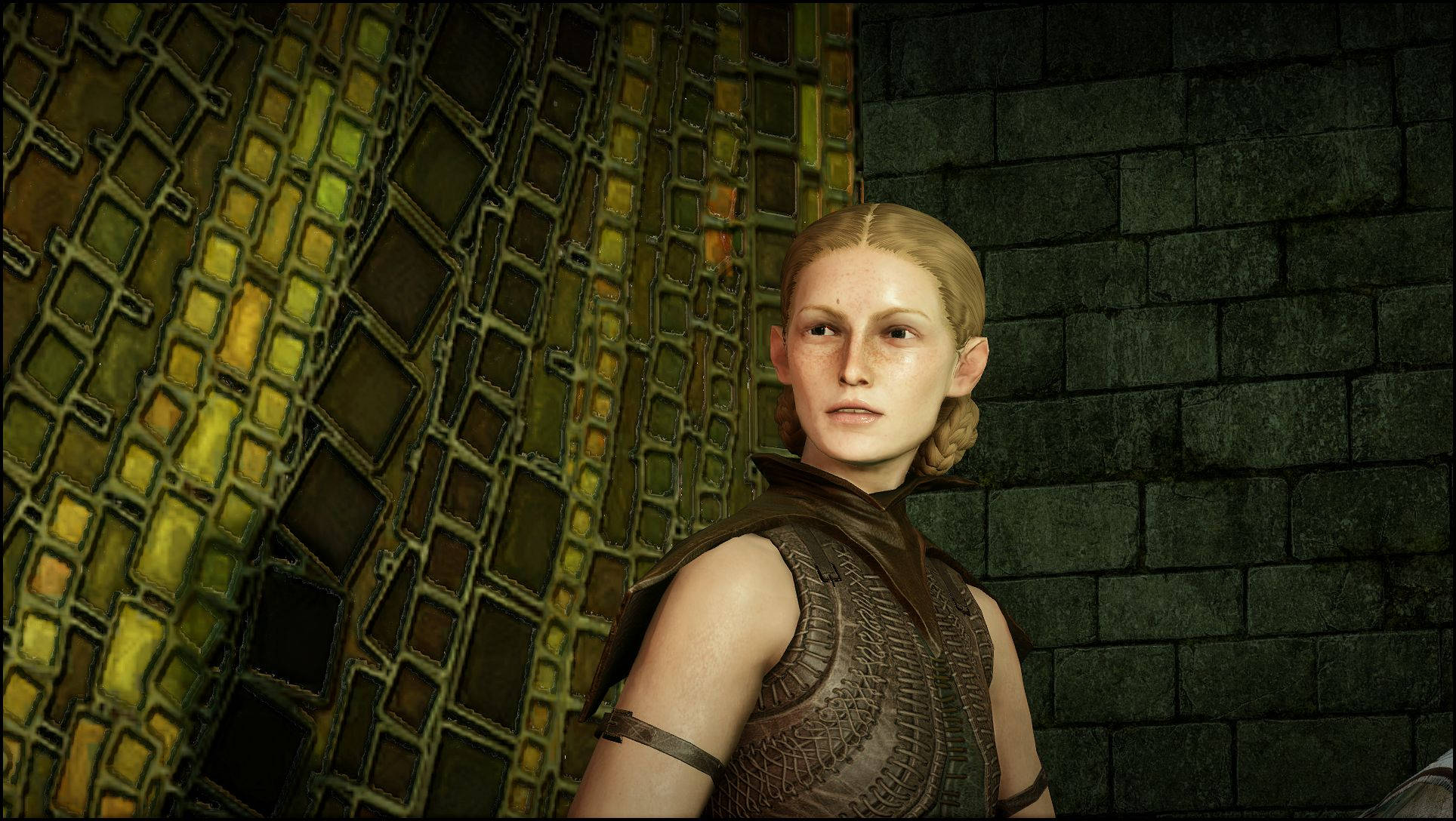 Dragon Age 桌布 壁紙 — Aelfric 站在一個光線昏暗的石室中，旁邊是一面發光的馬賽克牆，她的表情嚴肅而警覺。