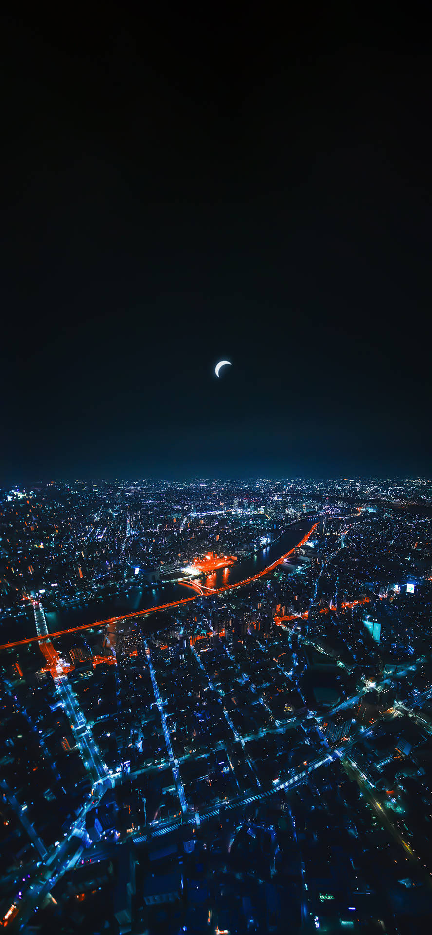 城市空中夜景，燈光閃爍，新月高懸。 — 東京 壁紙
