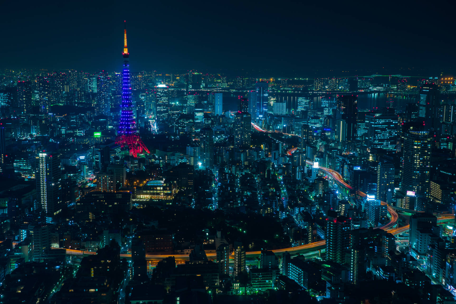 夜晚的東京城市景觀，發光的東京塔和霓虹燈。 — 東京 壁紙