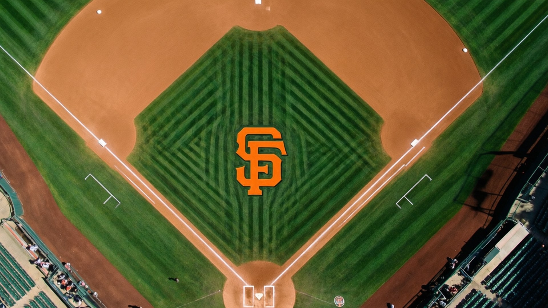 Center Field Logo 壁紙 — 棒球場的鳥瞰圖，橙色SF標誌位於修剪整齊的綠色草地和棕色內野中央。