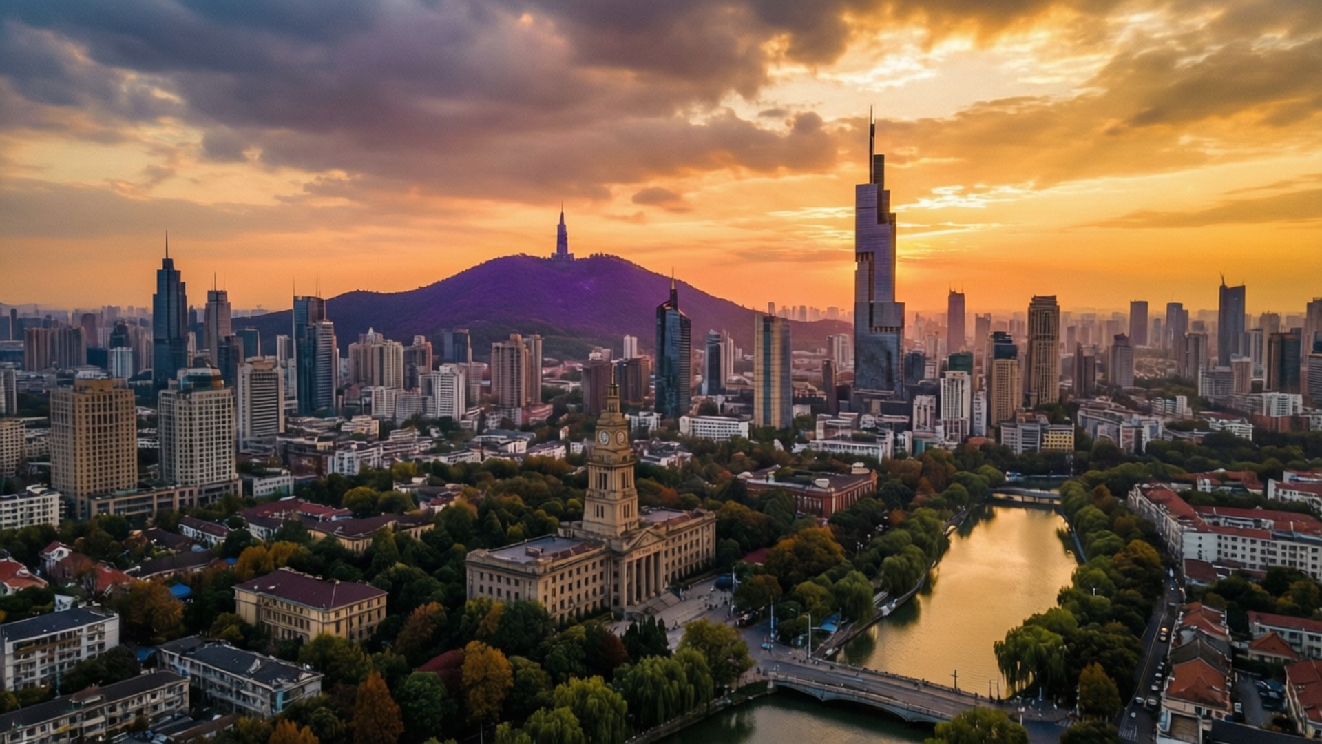 Nanjing 桌布 壁紙 — 日落時分現代城市天際線的鳥瞰圖，金色光芒照亮摩天大樓，河流蜿蜒穿過綠地。