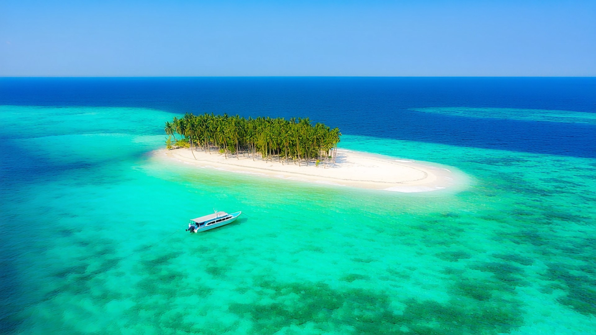 Seribu Island Paradise 壁紙 — 原始熱帶島嶼的鳥瞰圖，有白色沙灘棕櫚樹和漂浮在清澈碧綠海水中的船隻。