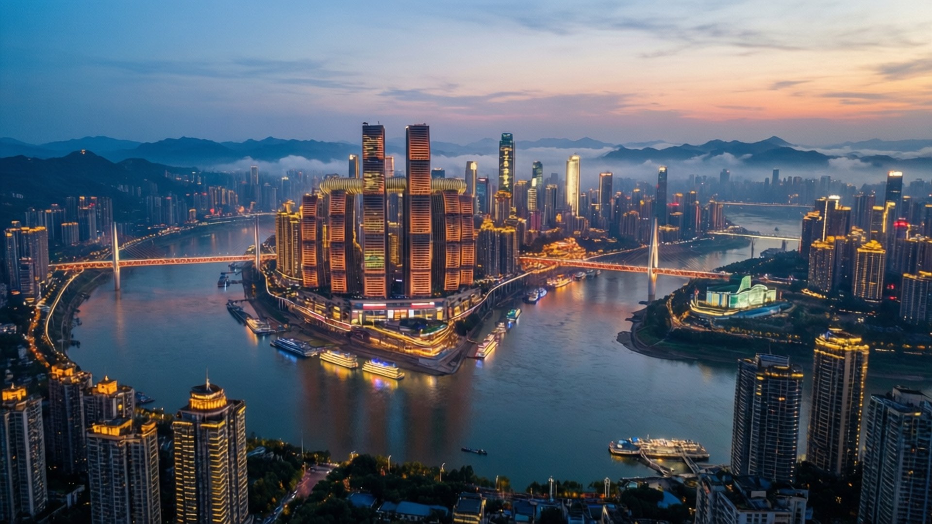 Chongqing Confluence Twilight 壁紙 — 黃昏時分廣闊城市景觀的鳥瞰圖，發光的摩天大樓倒映在一條蜿蜒的河流上，周圍環繞著霧氣繚繞的山脈。