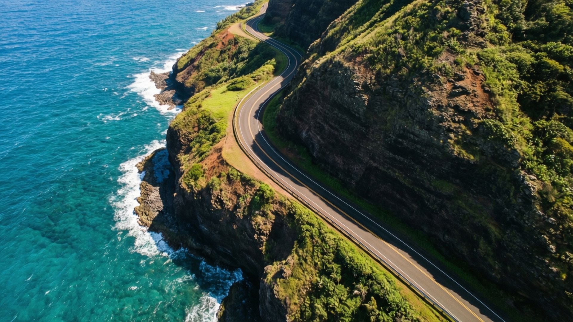 Coastal Road Aerial 壁紙 — 俯瞰蜿蜒的沿海高速公路緊貼陡峭懸崖，上方是碧綠的海浪。