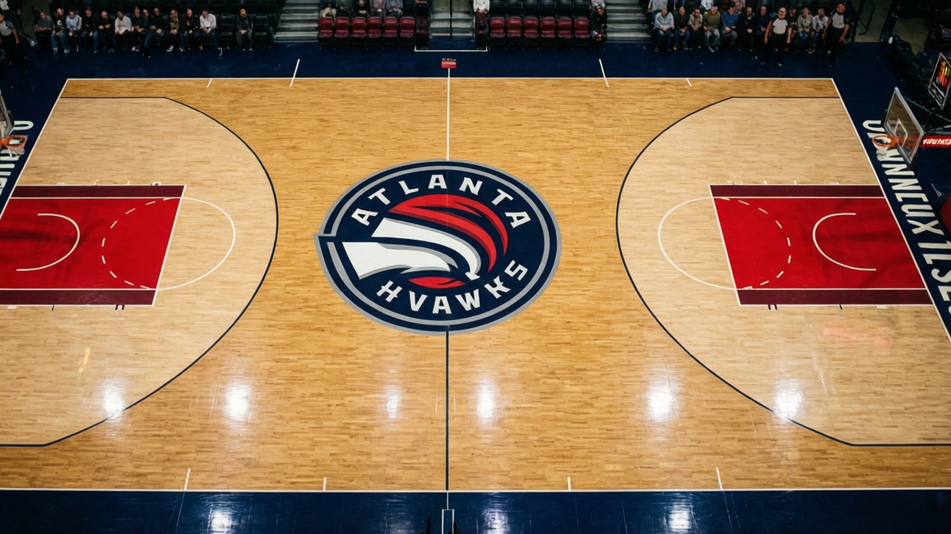 Court Center Logo 壁紙 — 亞特蘭大老鷹隊籃球場的鳥瞰圖，拋光木地板和球隊標誌在明亮的場館燈光下居中。