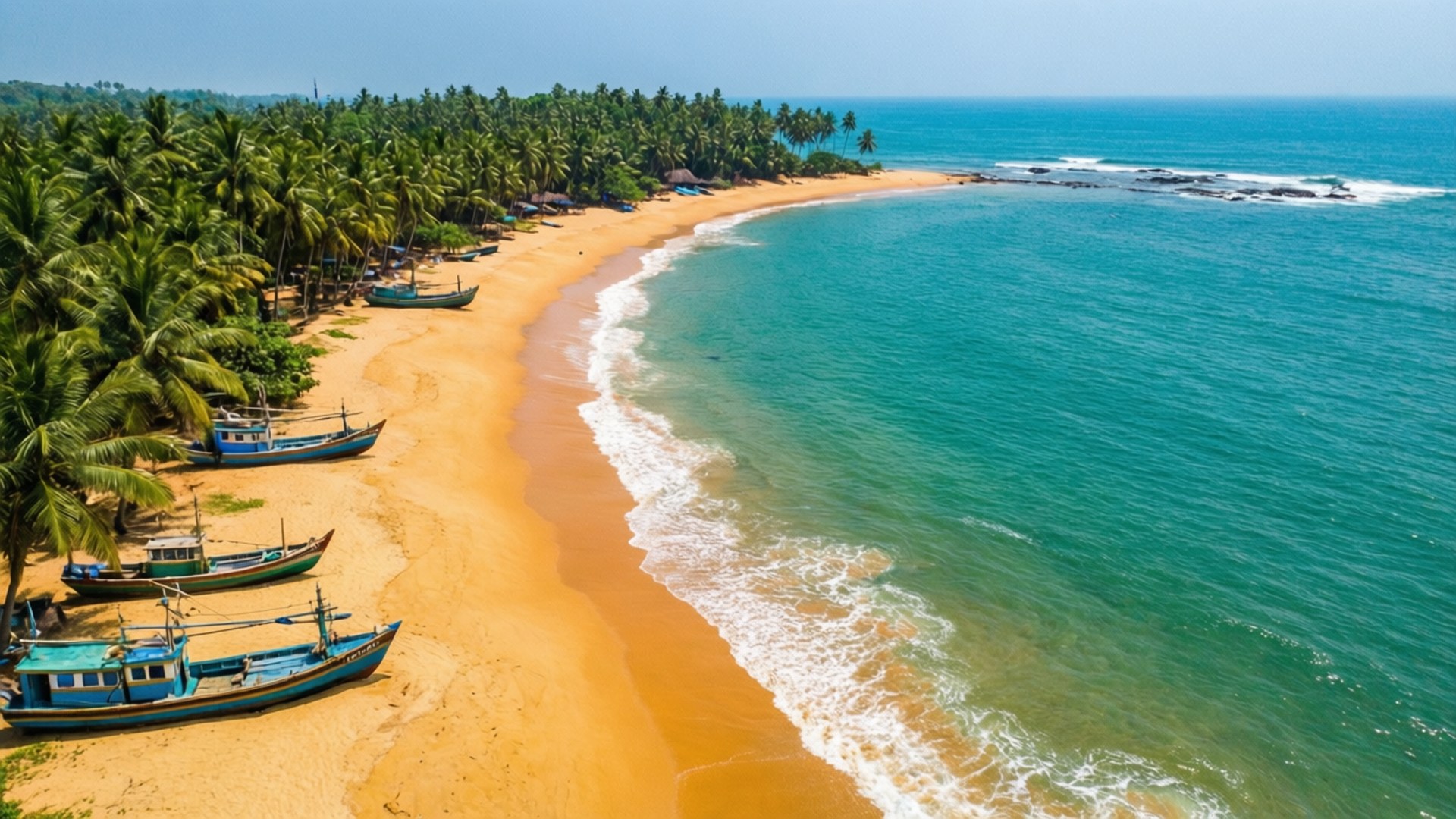 Mirissa Beach Paradise 壁紙 — 從空中俯瞰，碧綠的海浪拍打著金色沙灘，沙灘上種滿了棕櫚樹，還有藍色的漁船。
