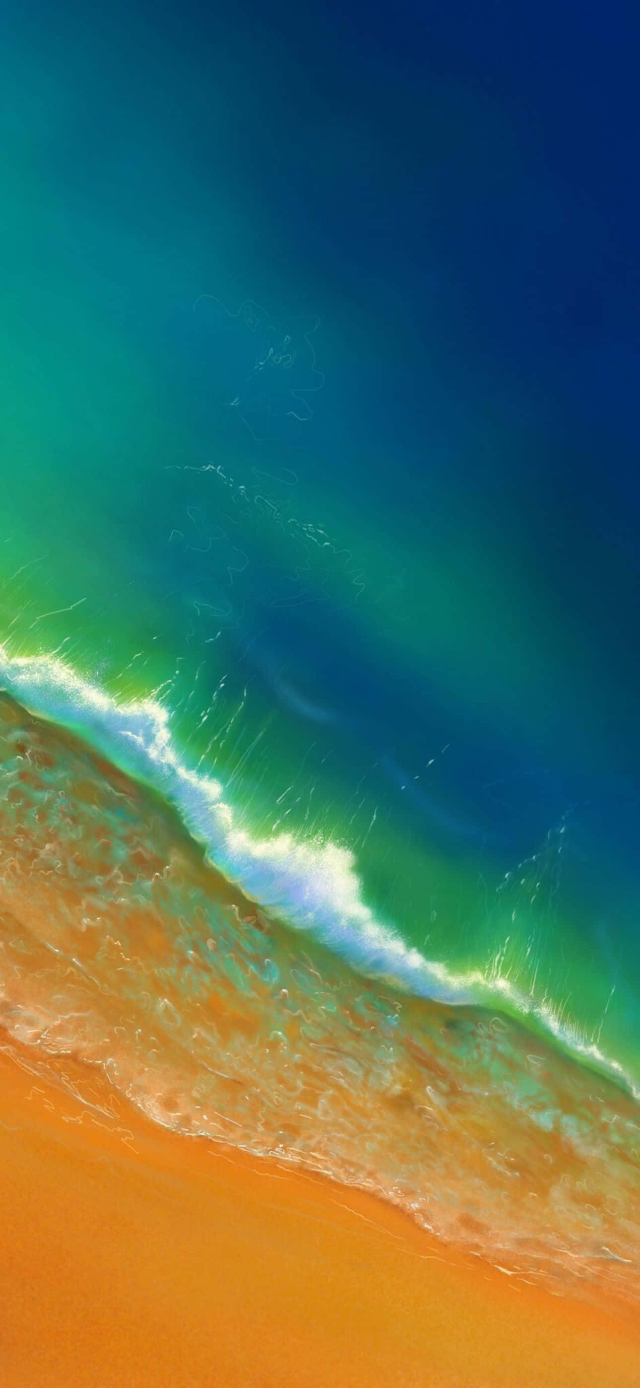 碧綠色的海浪在金色的沙灘上翻滾，呈現出充滿活力的海岸景色。 — iPhone 13 Pro 壁紙