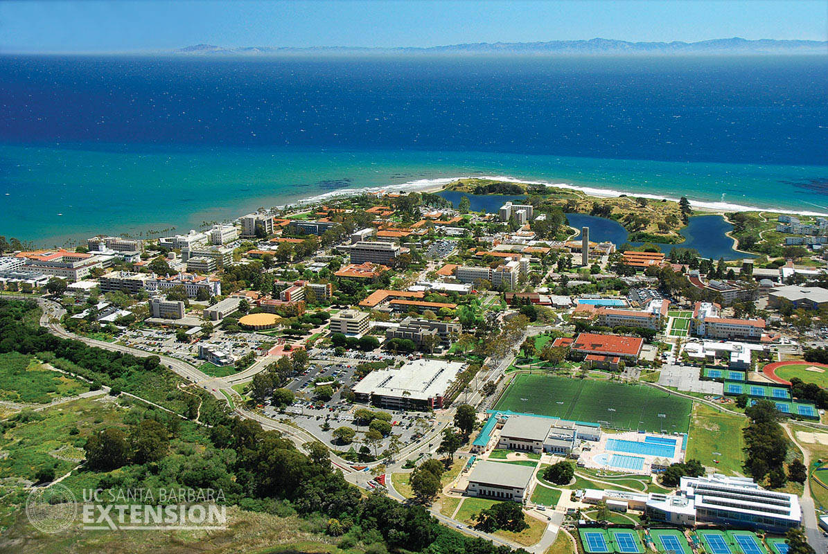 島嶼 桌布 壁紙 — UC Santa Barbara 校園的鳥瞰圖，坐落於碧綠海洋與綠色山丘之間，天空清澈湛藍。