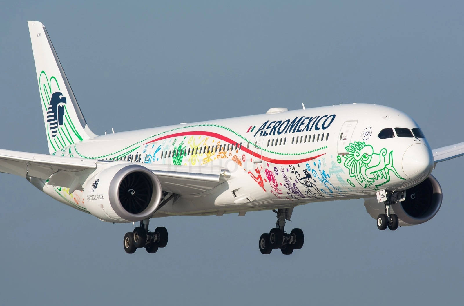 Plane 桌布 壁紙 — Aeromexico Boeing 787 Dreamliner 以充滿活力的文化塗裝，在晴朗的藍天下放下起落架下降。