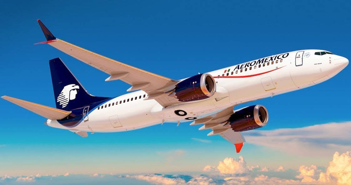 Plane 桌布 壁紙 — Aeromexico 客機在日落時分優雅地翱翔於蓬鬆的白雲之上，映襯著充滿活力的藍天。