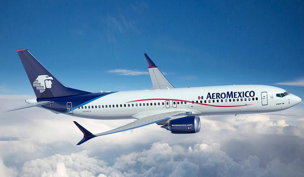 Plane 桌布 壁紙 — Aeromexico 客機在晴朗藍天下翱翔於蓬鬆白雲之上。