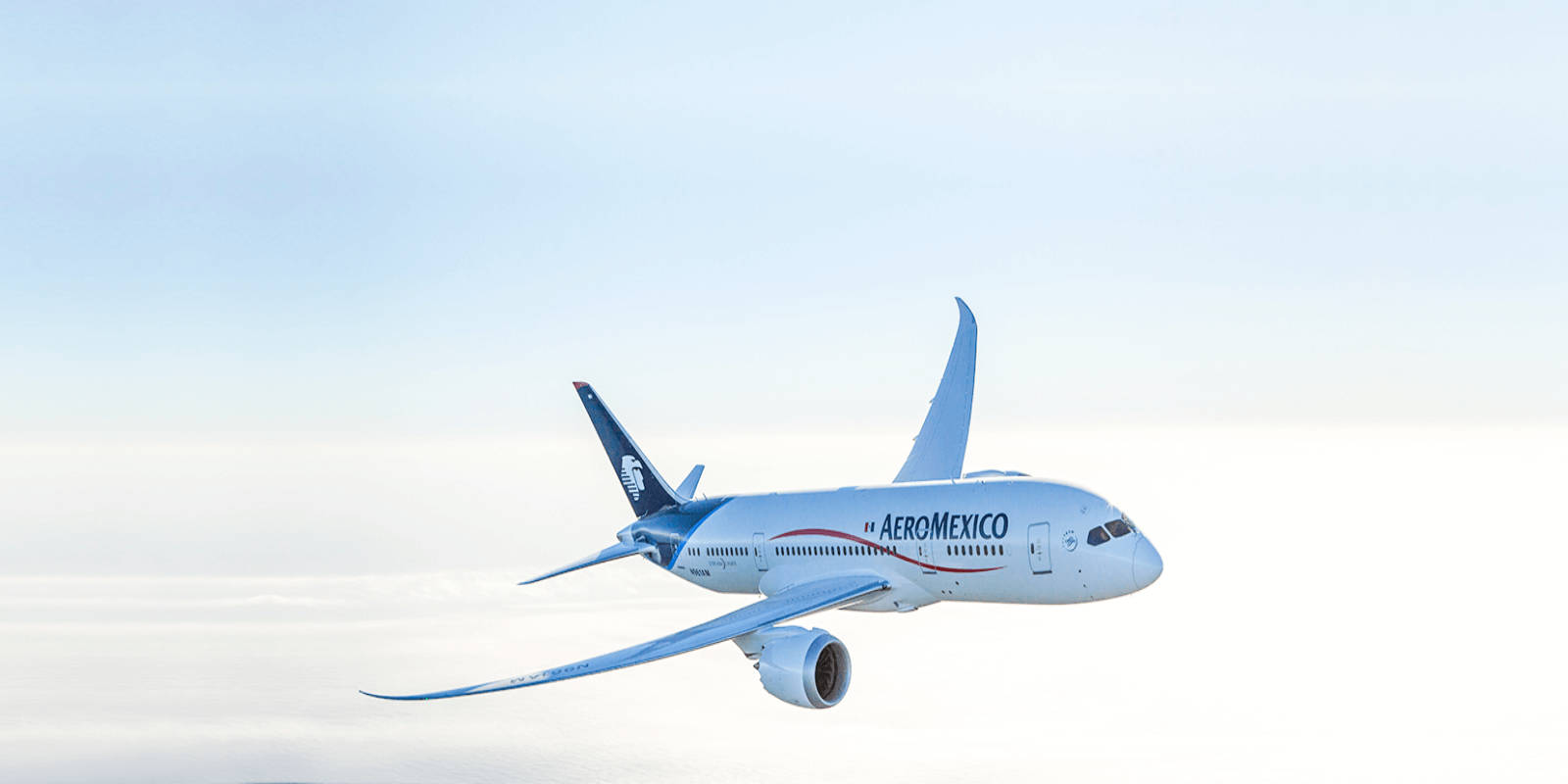 Plane 桌布 壁紙 — Aeromexico 飛機在柔和的藍天下優雅地翱翔於蓬鬆的白雲之上。