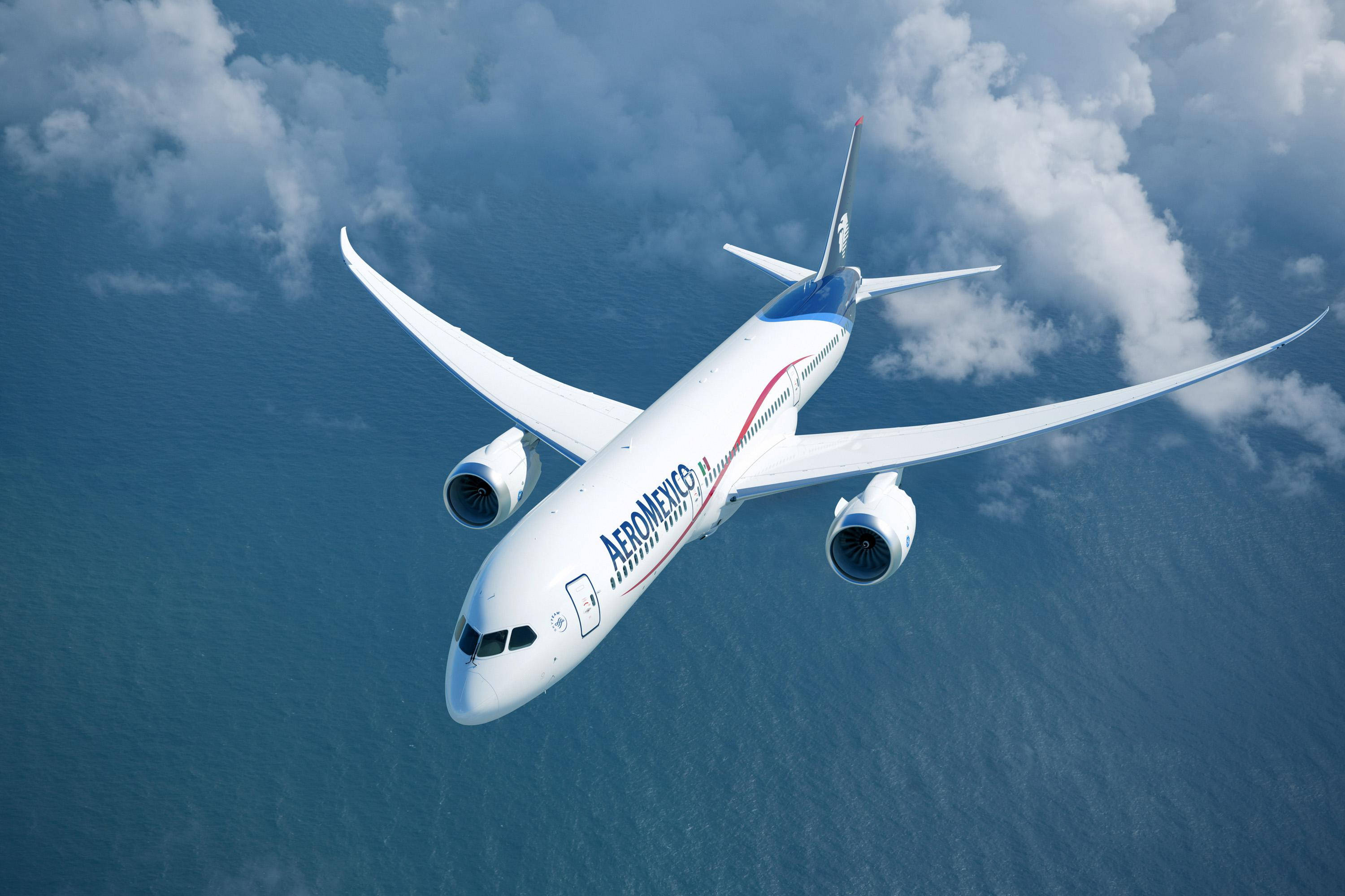 Plane 桌布 壁紙 — Aeromexico 飛機在無盡的藍色海洋上空優雅翱翔，下方是蓬鬆的白雲。