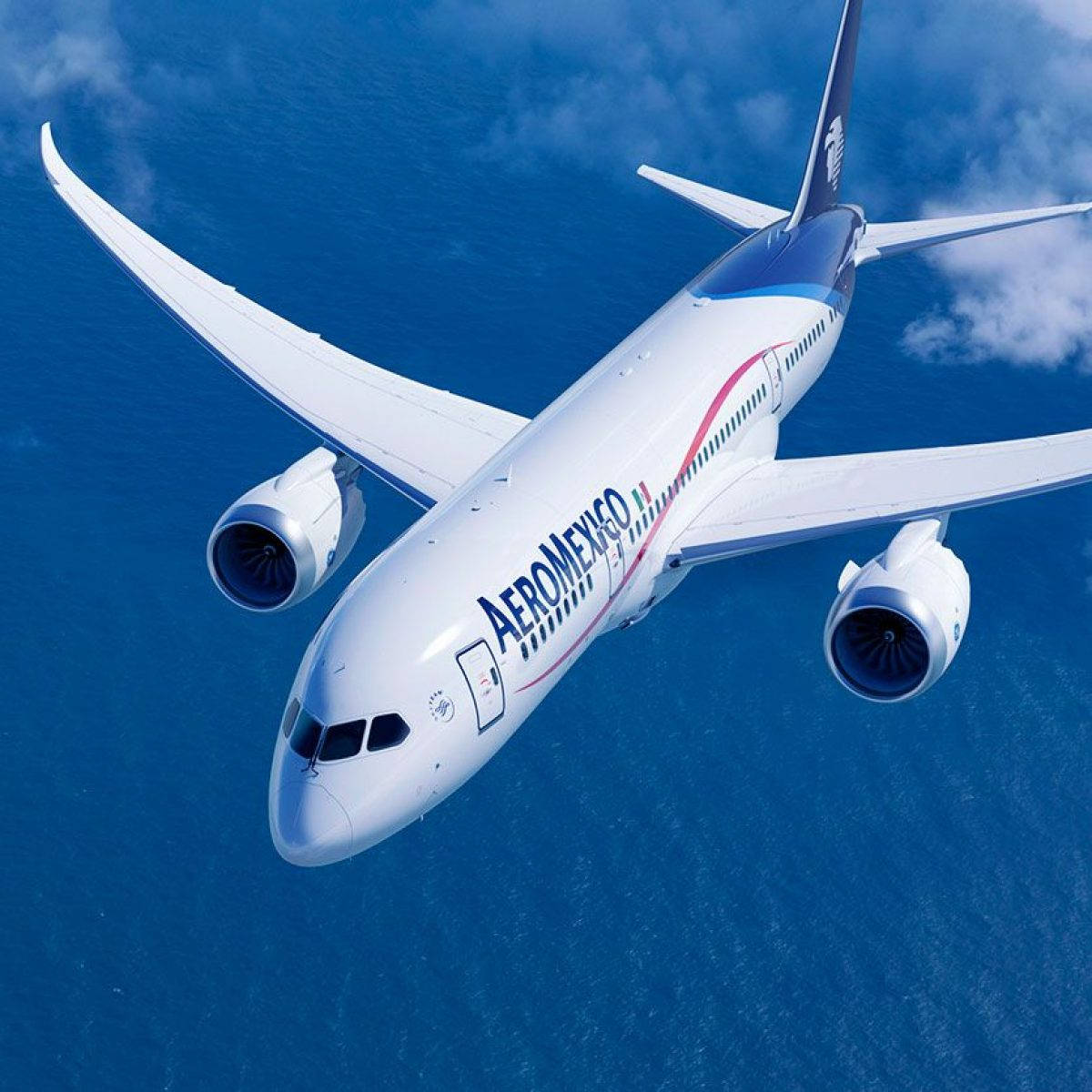 Plane 桌布 壁紙 — Aeromexico 飛機翱翔在無盡的藍色海洋之上，下方有蓬鬆的白雲。