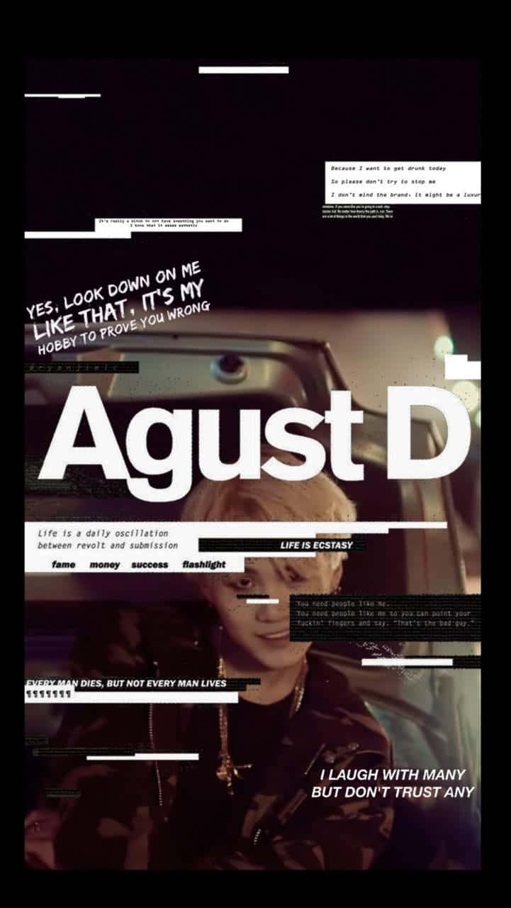Agust D 桌布 壁紙 — Agust D 的風格化肖像，帶有粗體文字疊加和故障效果，背景為黑暗都市。