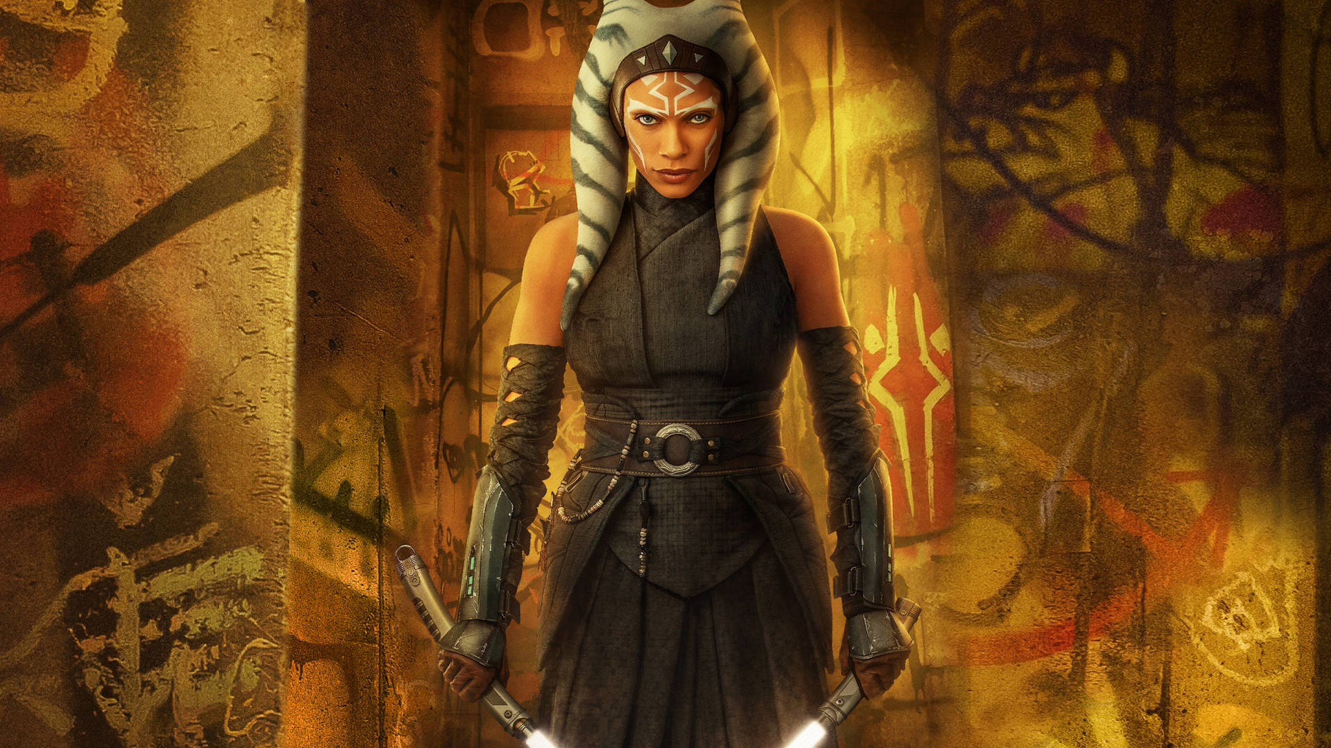 Animated 桌布 壁紙 — Ahsoka Tano 在佈滿塗鴉的小巷中，在溫暖的金色燈光下，挑釁地站著，手持兩把光劍。