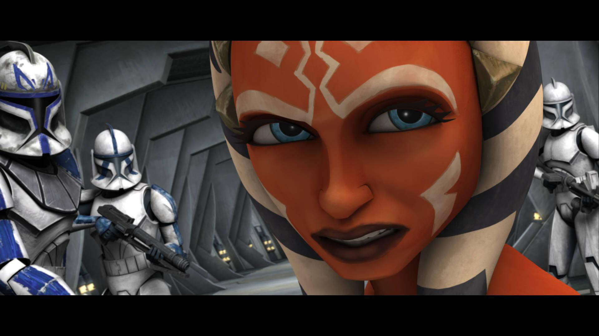 Jedi 桌布 壁紙 — Ahsoka Tano 特寫，藍色眼睛和橙色皮膚，在金屬走廊中被複製人士兵包圍。