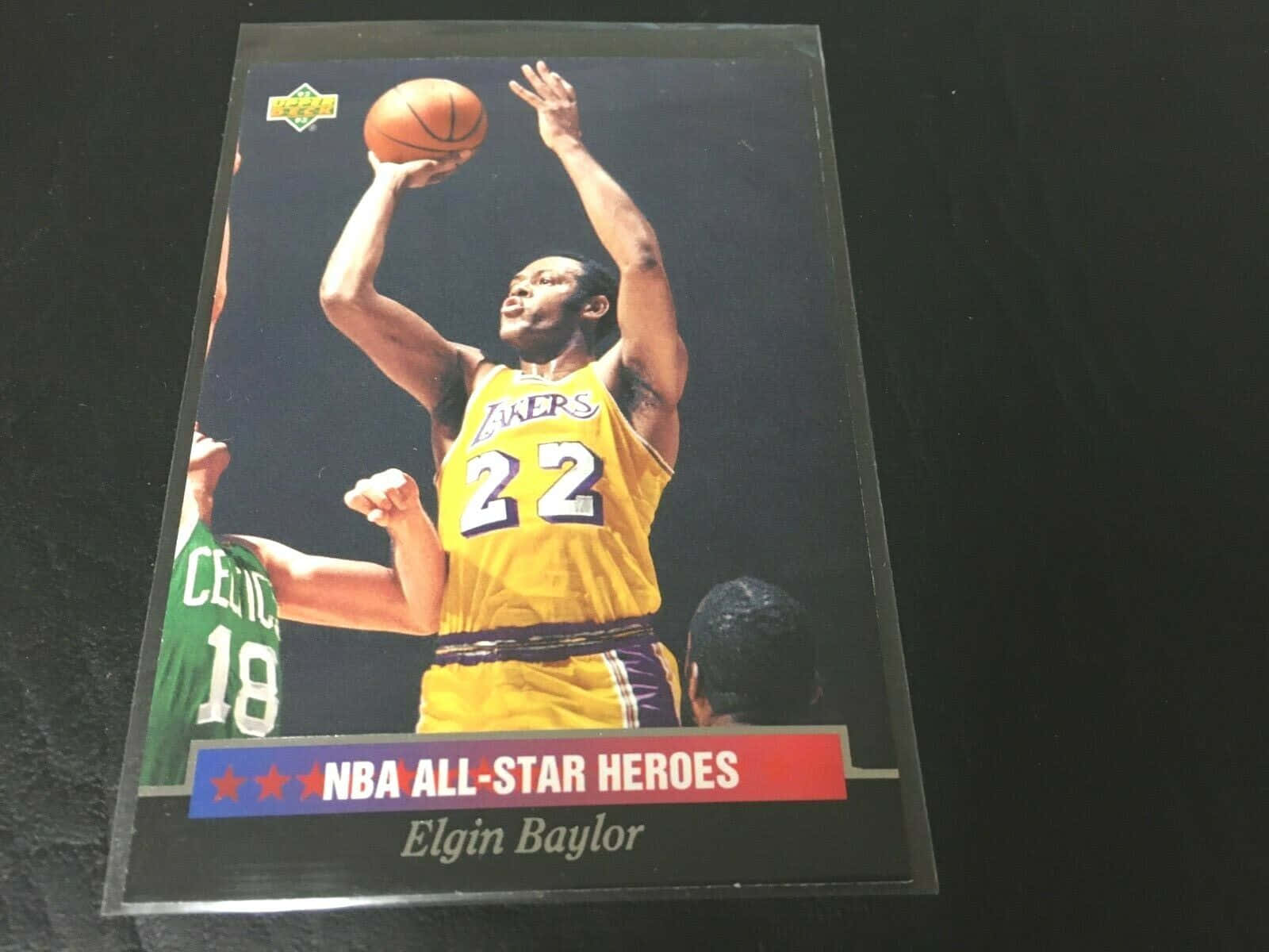埃爾金·貝勒身穿湖人隊球衣，在NBA全明星英雄交易卡上投籃。 — NBA 壁紙