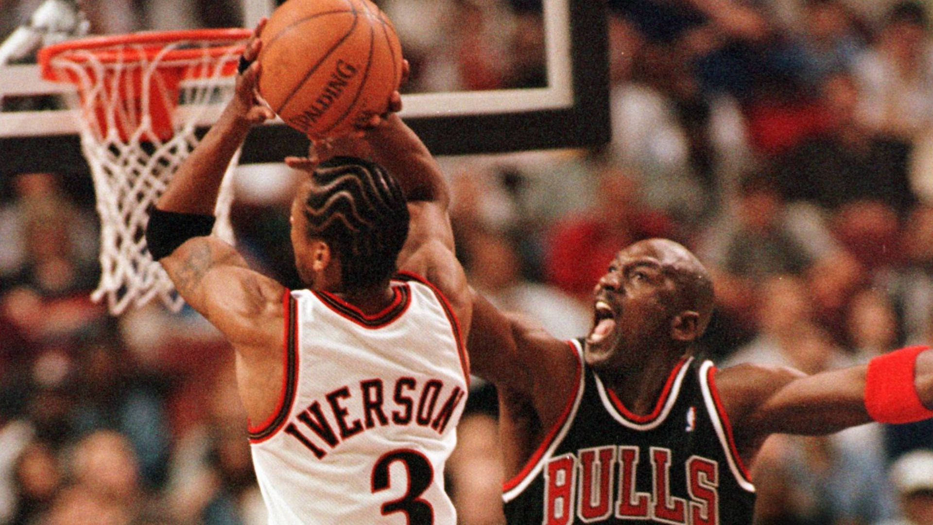 艾倫·艾佛森灌籃，麥可·喬丹嘗試封阻。 — NBA 壁紙