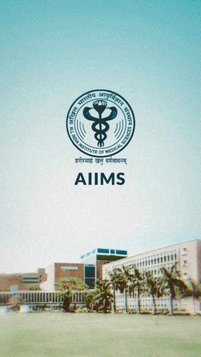 印度 桌布 壁紙 — AIIMS 標誌居中位於現代醫療校園建築上方，藍天白雲，棕櫚樹環繞。