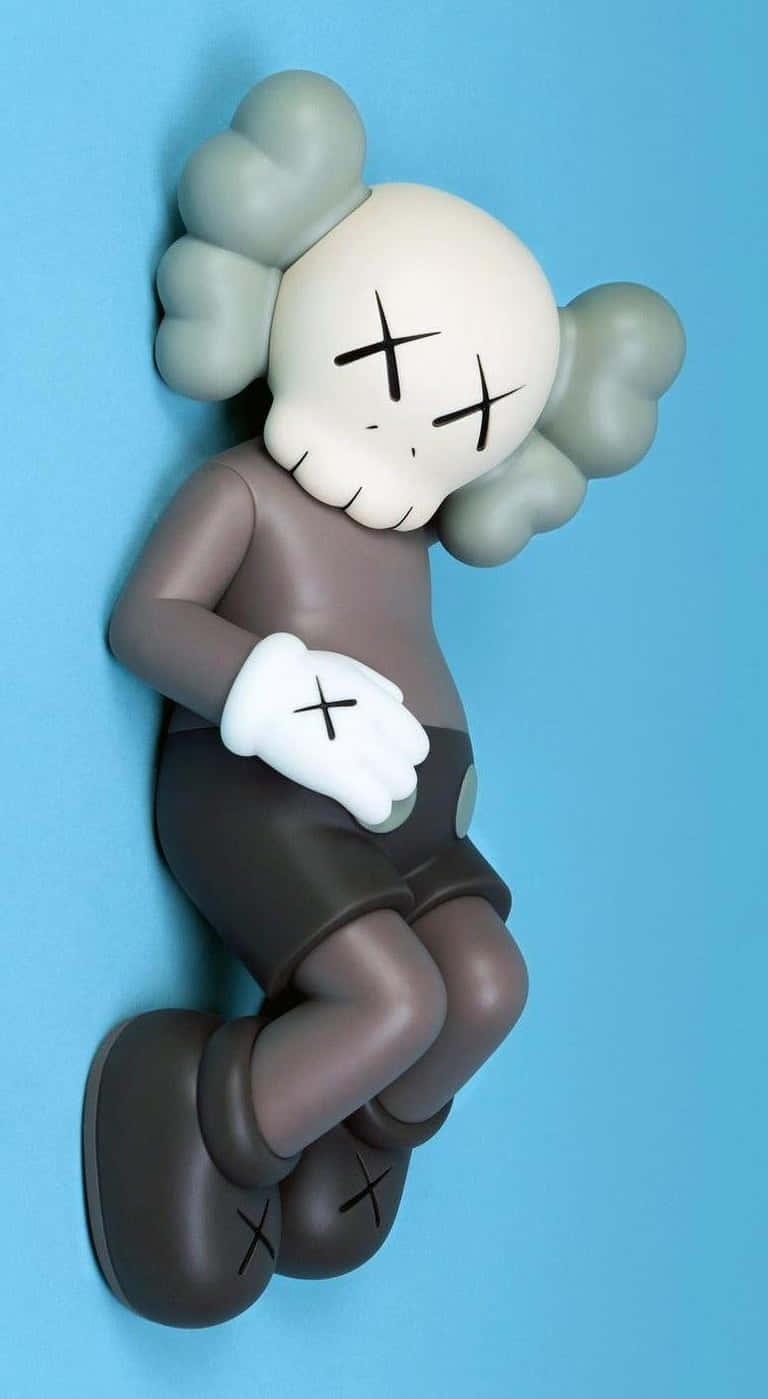  壁紙 — AKA KAWS 角色公仔，擁有X形眼睛和雲朵般的頭髮，坐在純藍色背景前。