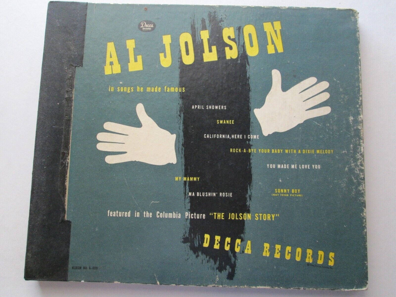高清 桌布 壁紙 — Al Jolson 的復古 Decca Records 專輯封面，在藍綠色背景上有粗體黃色文字和白色手部剪影，並有明顯磨損。