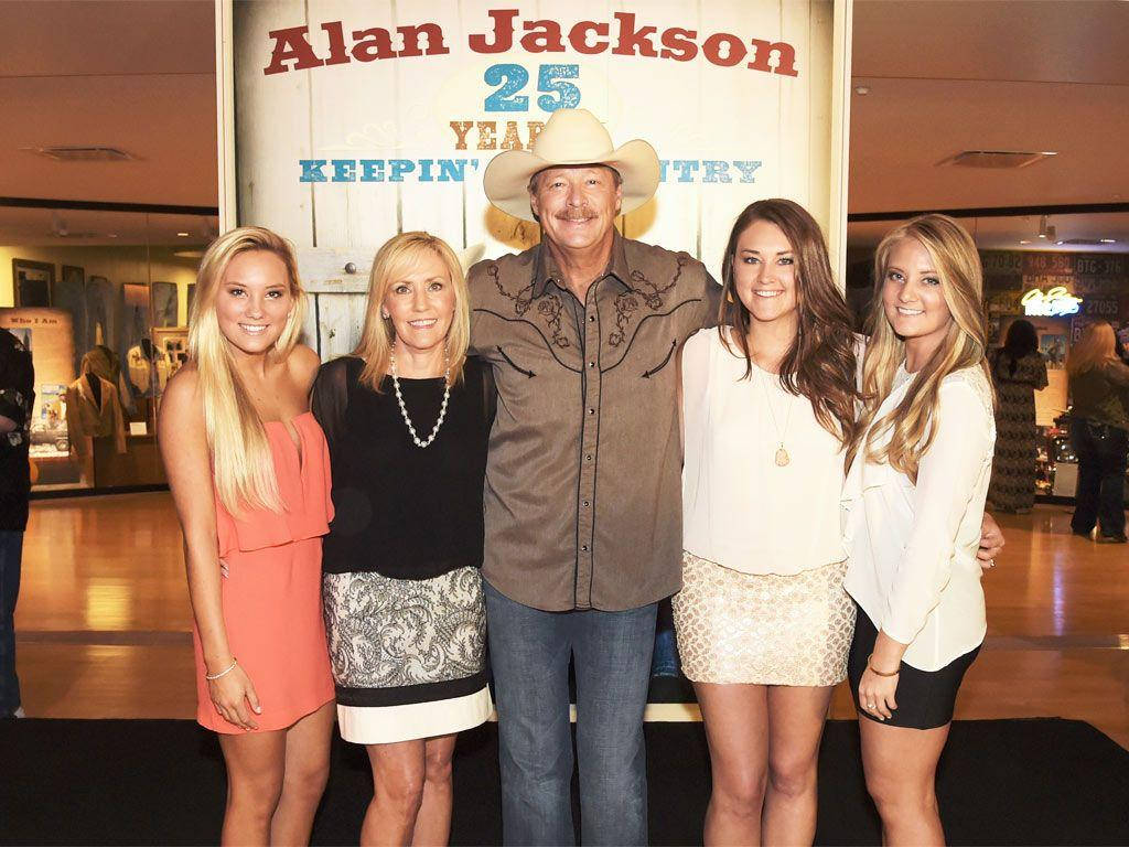 Alan Jackson 桌布 壁紙 — Alan Jackson 在博物館的「25 Years Keepin' Country」展覽前與四位女士微笑。
